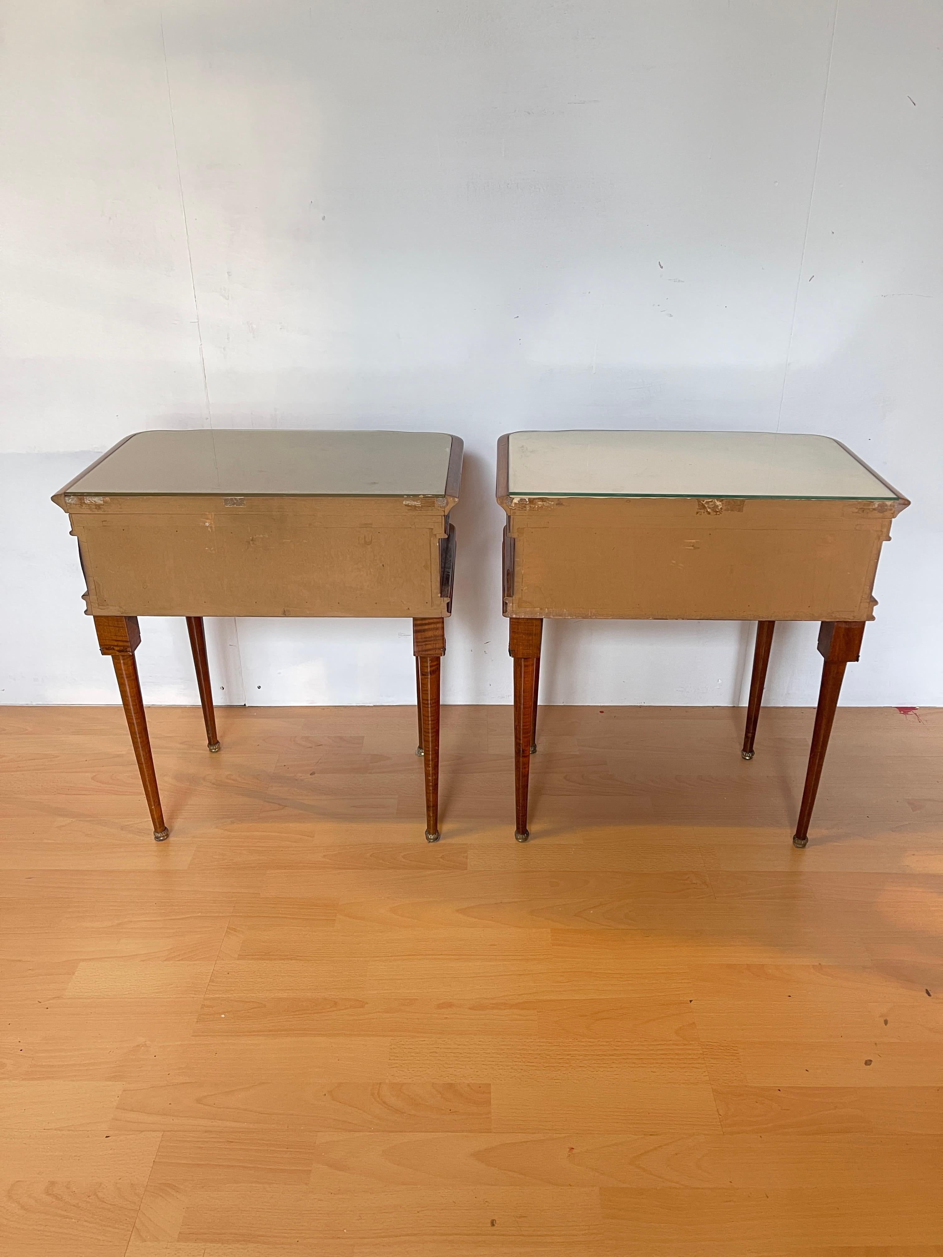 Coppia di comodini in legno intarsiato stile italiano anni '50 in vendita 4