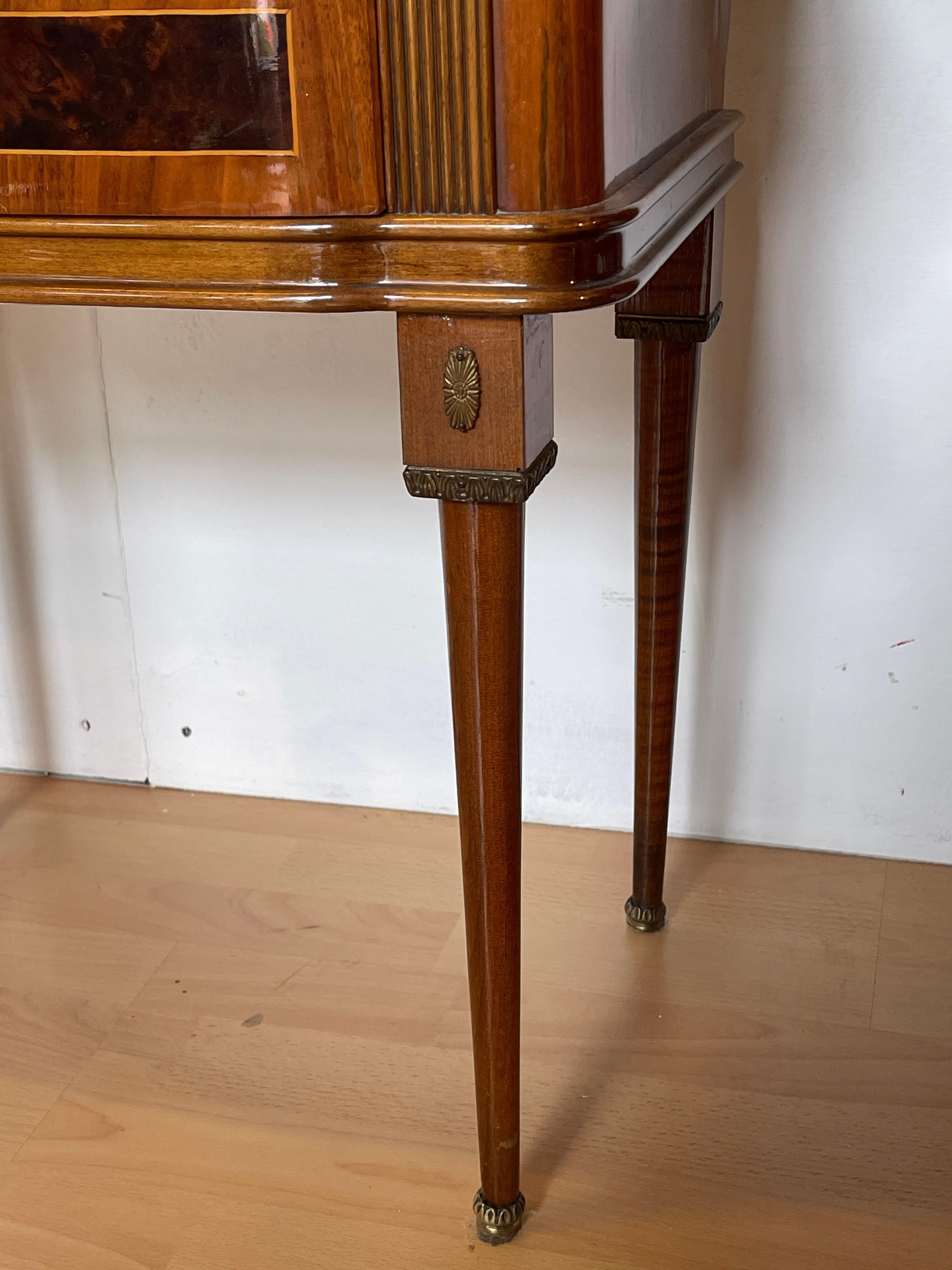Italian Coppia di comodini in legno intarsiato stile italiano anni '50 in vendita