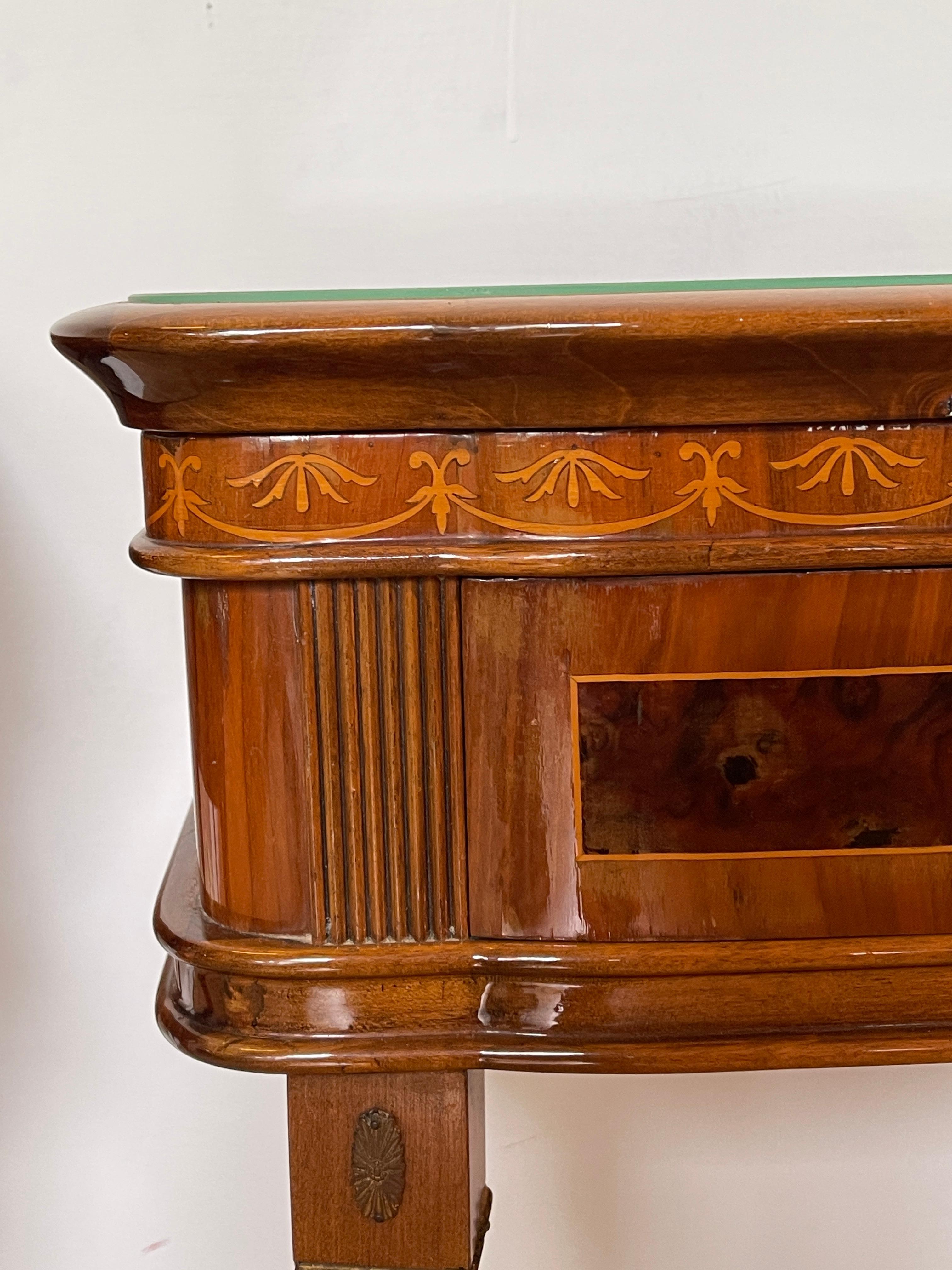 Fatto a mano Coppia di comodini in legno intarsiato stile italiano anni '50 in vendita