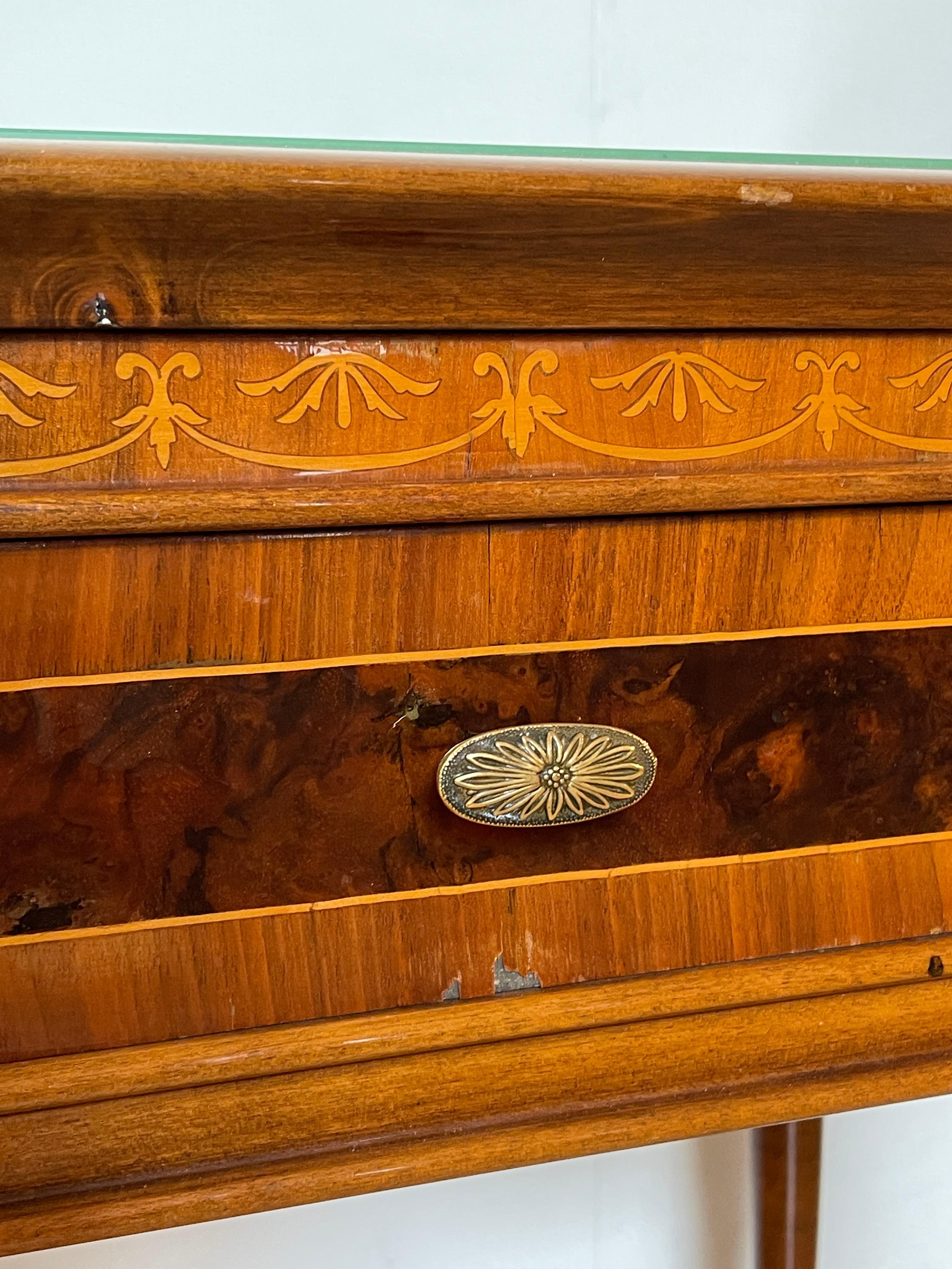 Coppia di comodini in legno intarsiato stile italiano anni '50 In condizioni ottime in vendita a Cantù, IT