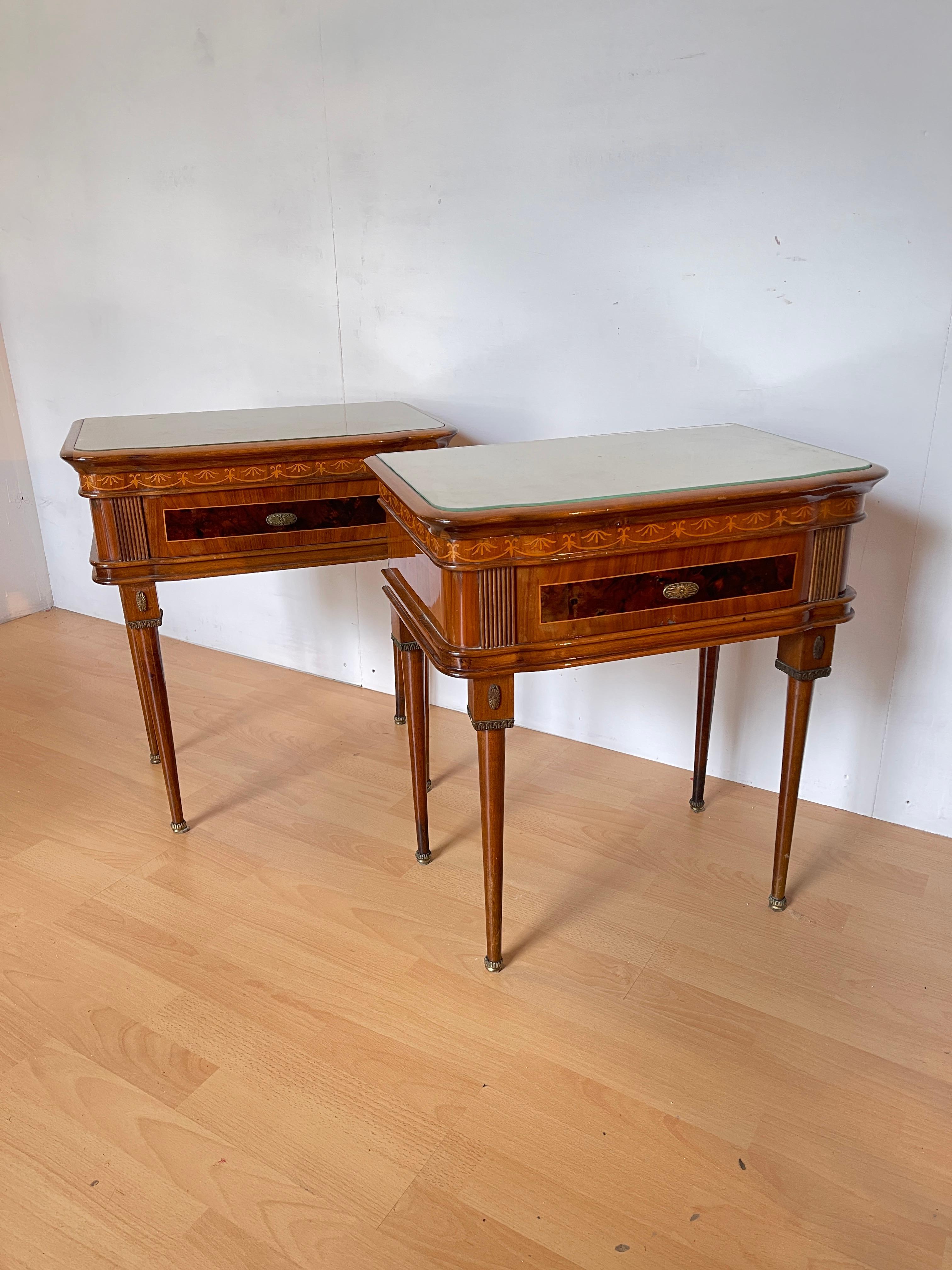 20th Century Coppia di comodini in legno intarsiato stile italiano anni '50 in vendita