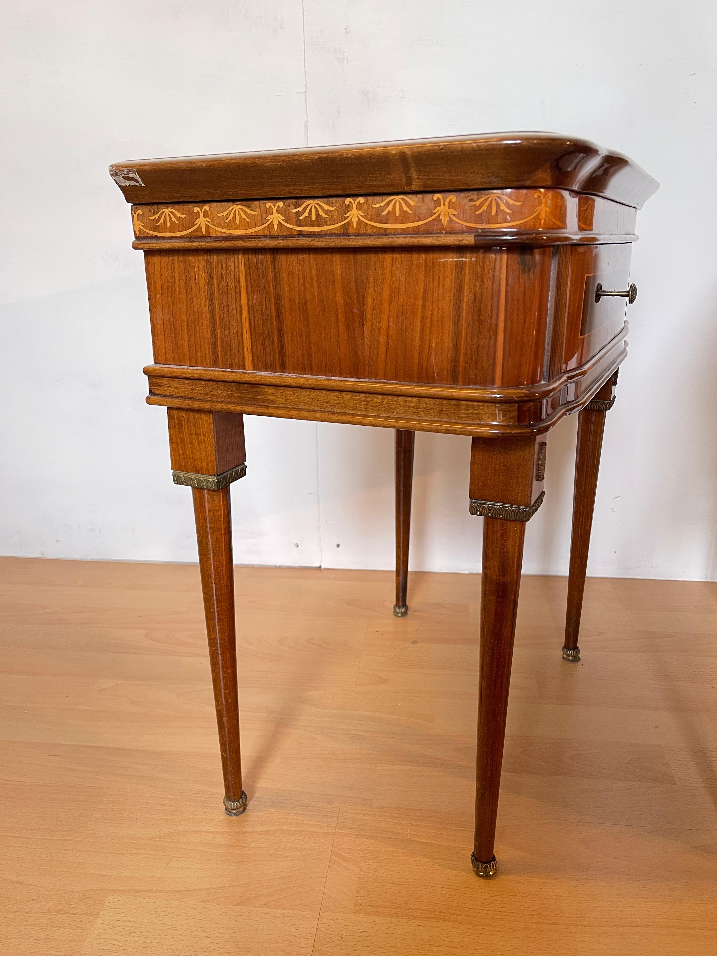 Legno Coppia di comodini in legno intarsiato stile italiano anni '50 in vendita