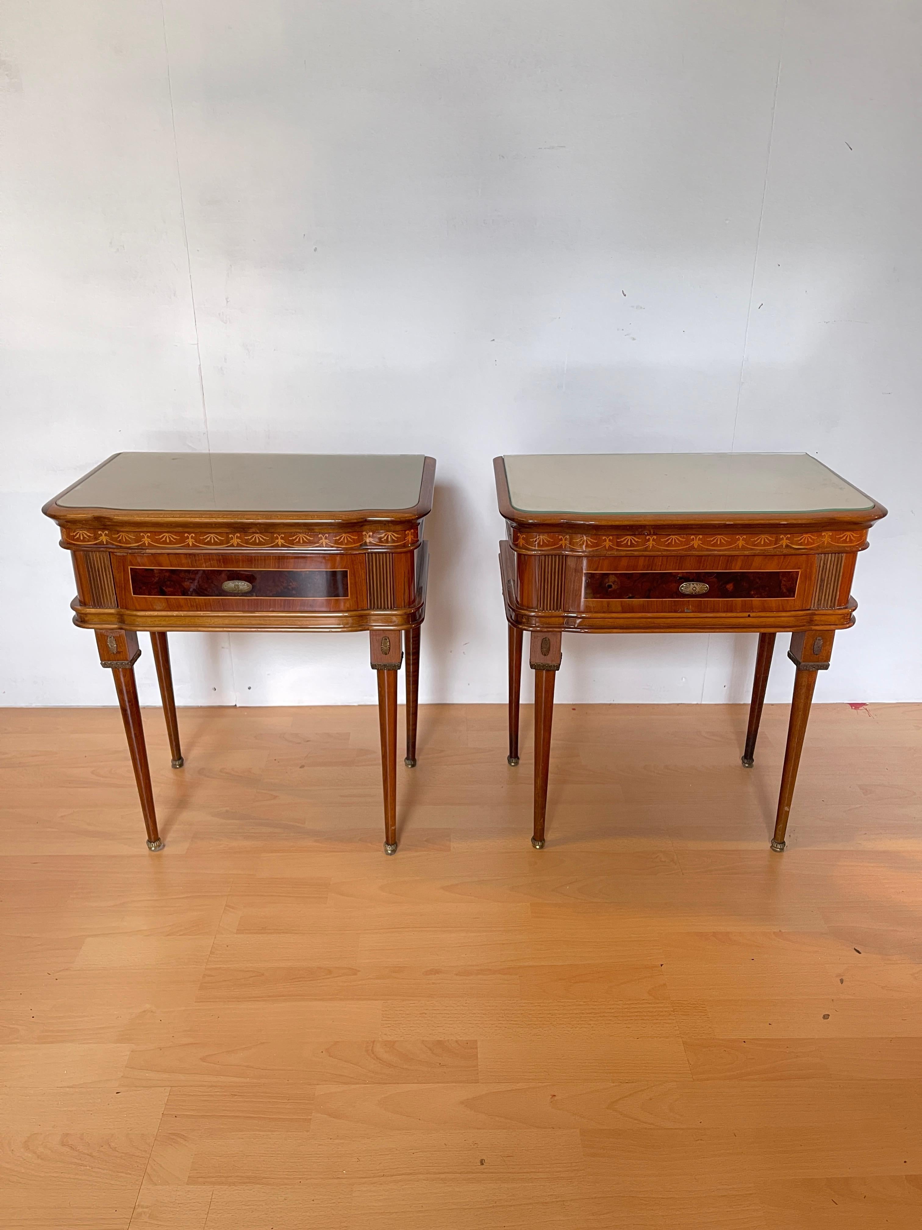 Coppia di comodini in legno intarsiato stile italiano anni '50 in vendita 1