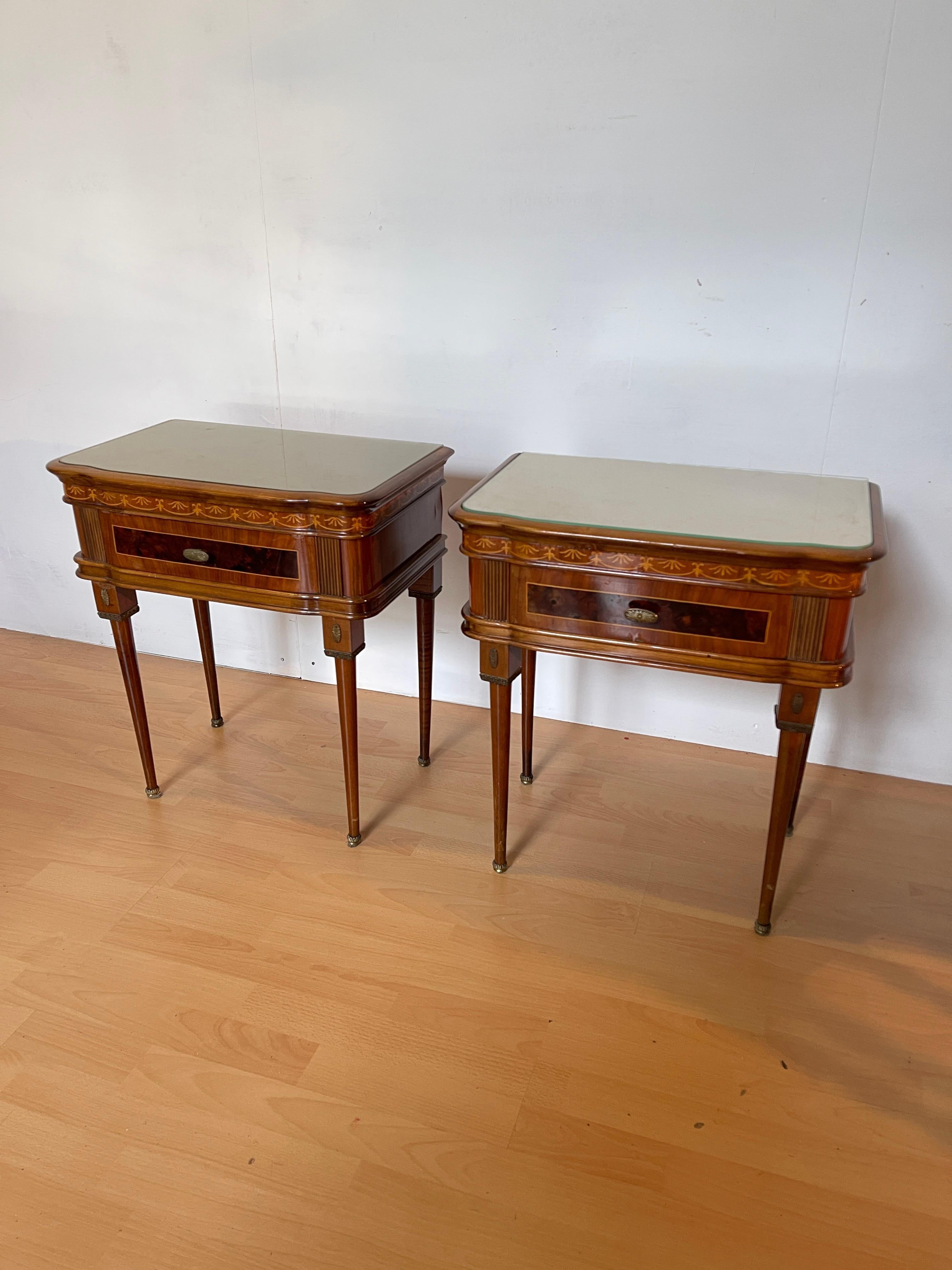 Coppia di comodini in legno intarsiato stile italiano anni '50 in vendita 2