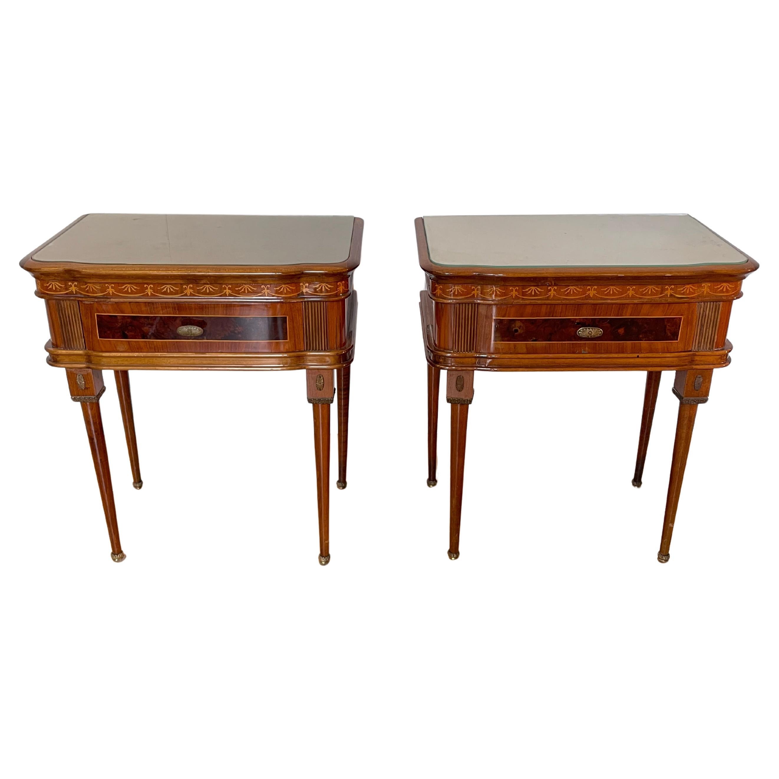Coppia di comodini in legno intarsiato stile italiano anni '50 in vendita