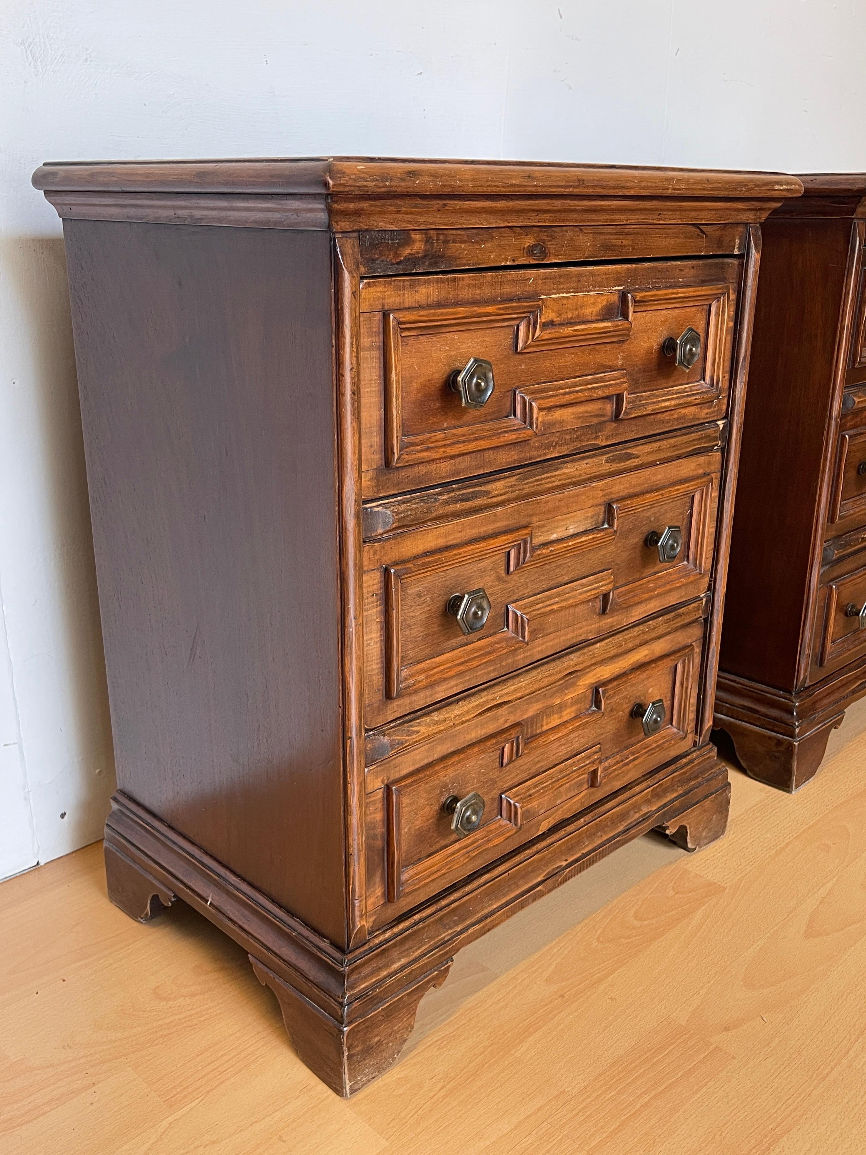 Italian Paire de tables de nuit en bois massif, Italie, années 1980 en vente