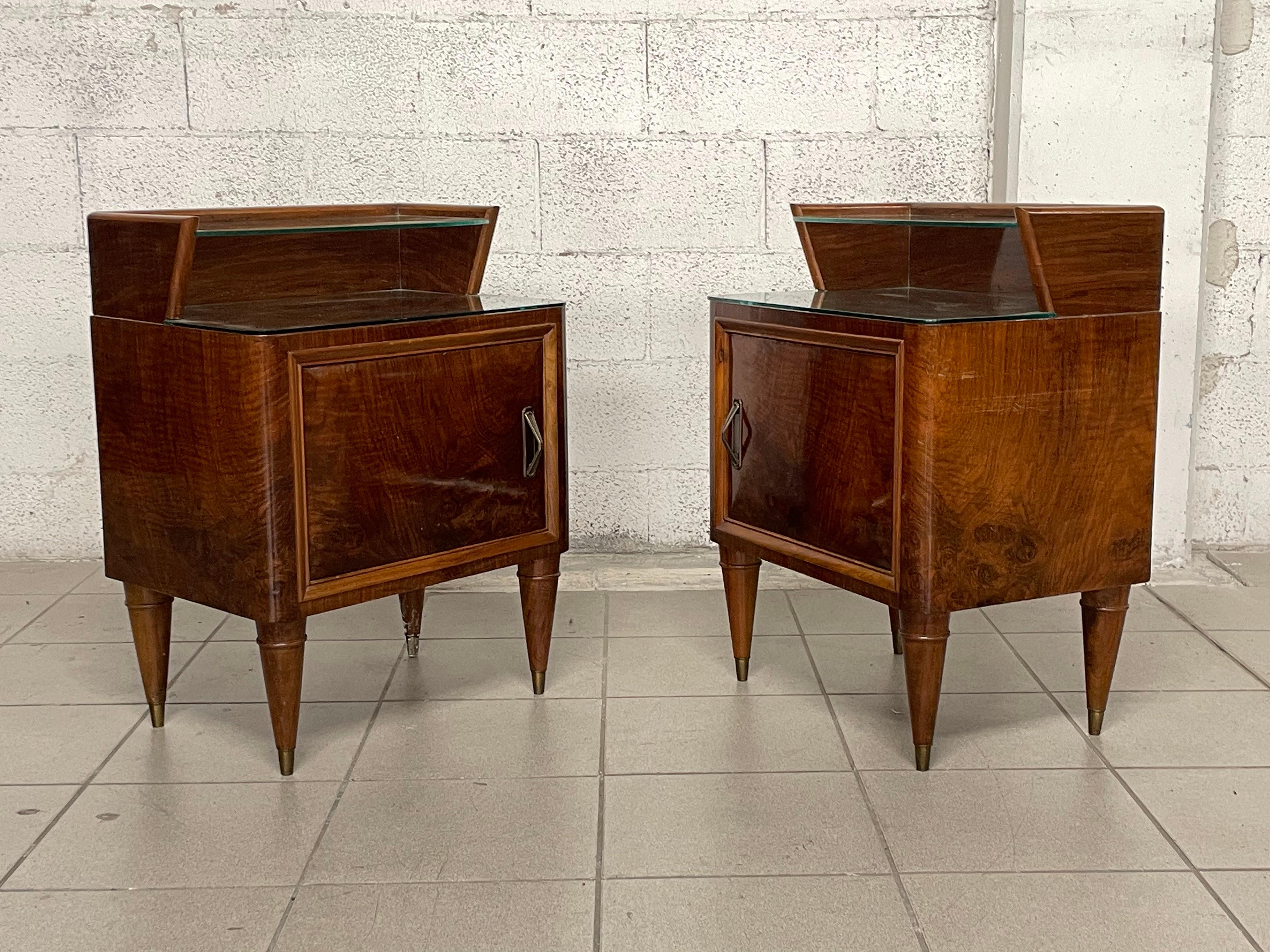 Italian Pair of mahogany and glass bedside tables from the 1950s For Sale