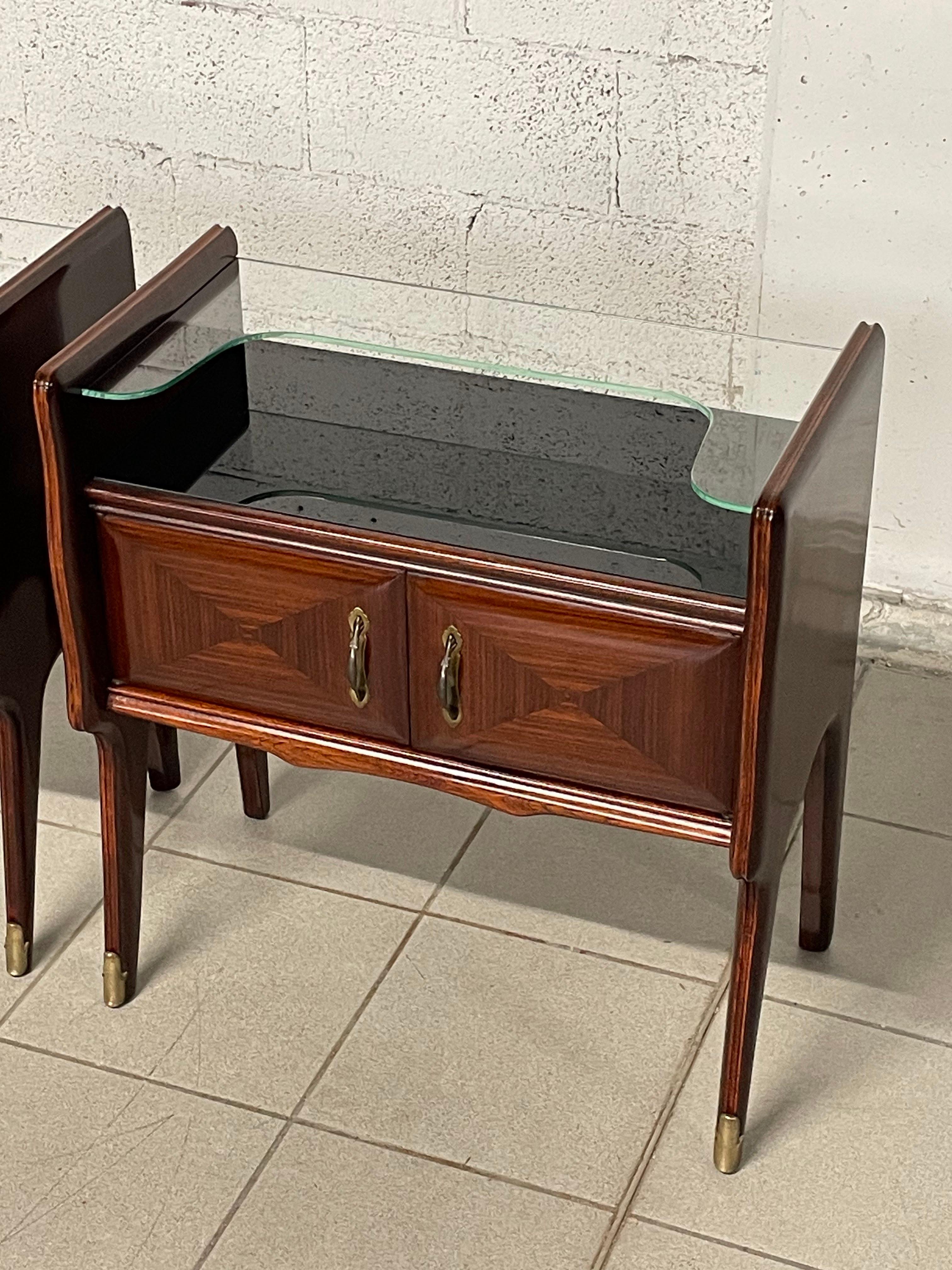 Pair of mahogany and glass bedside tables from the 1950s In Excellent Condition In SAN PIETRO MOSEZZO, NO