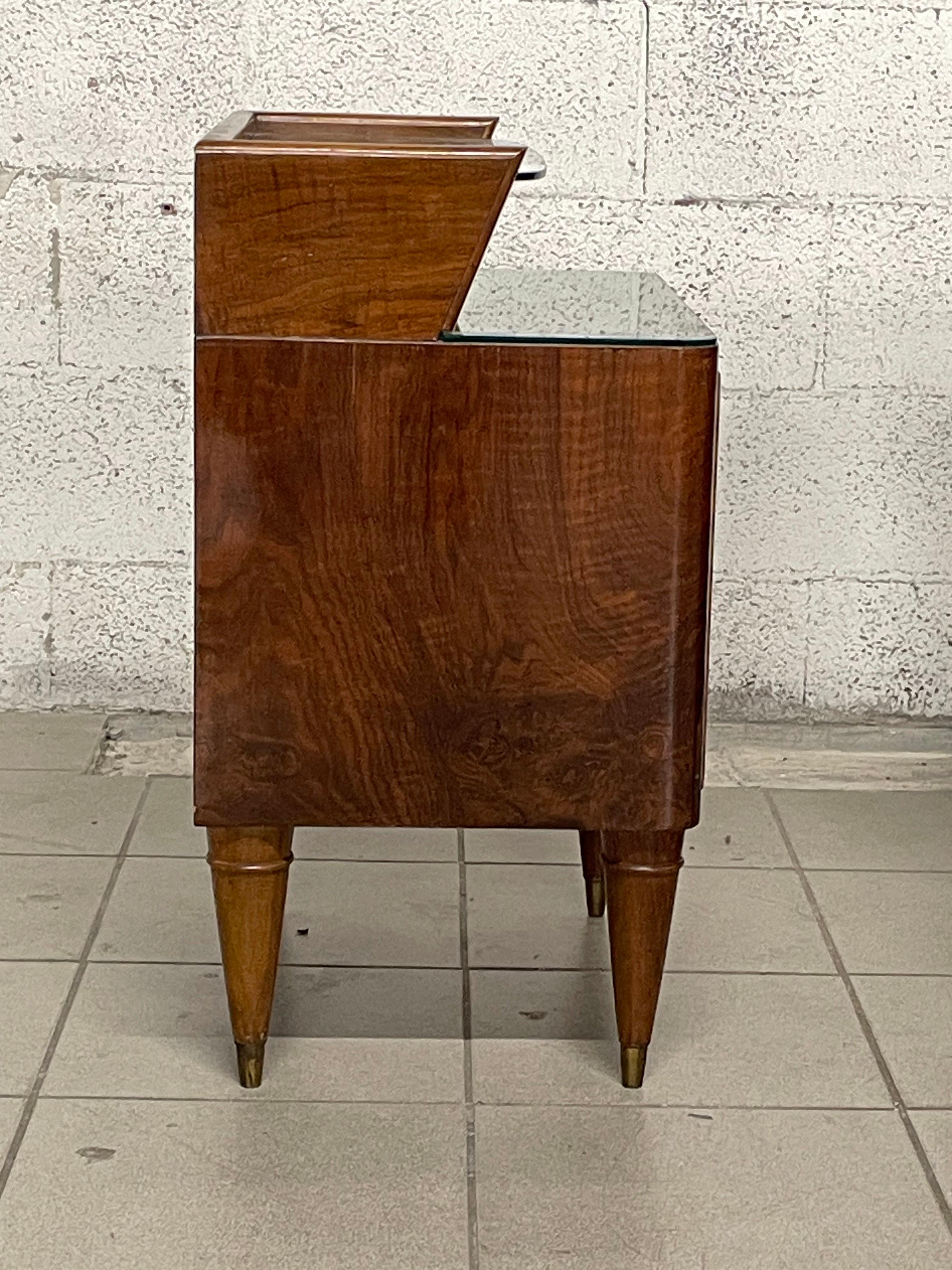 Pair of mahogany and glass bedside tables from the 1950s In Good Condition For Sale In SAN PIETRO MOSEZZO, NO