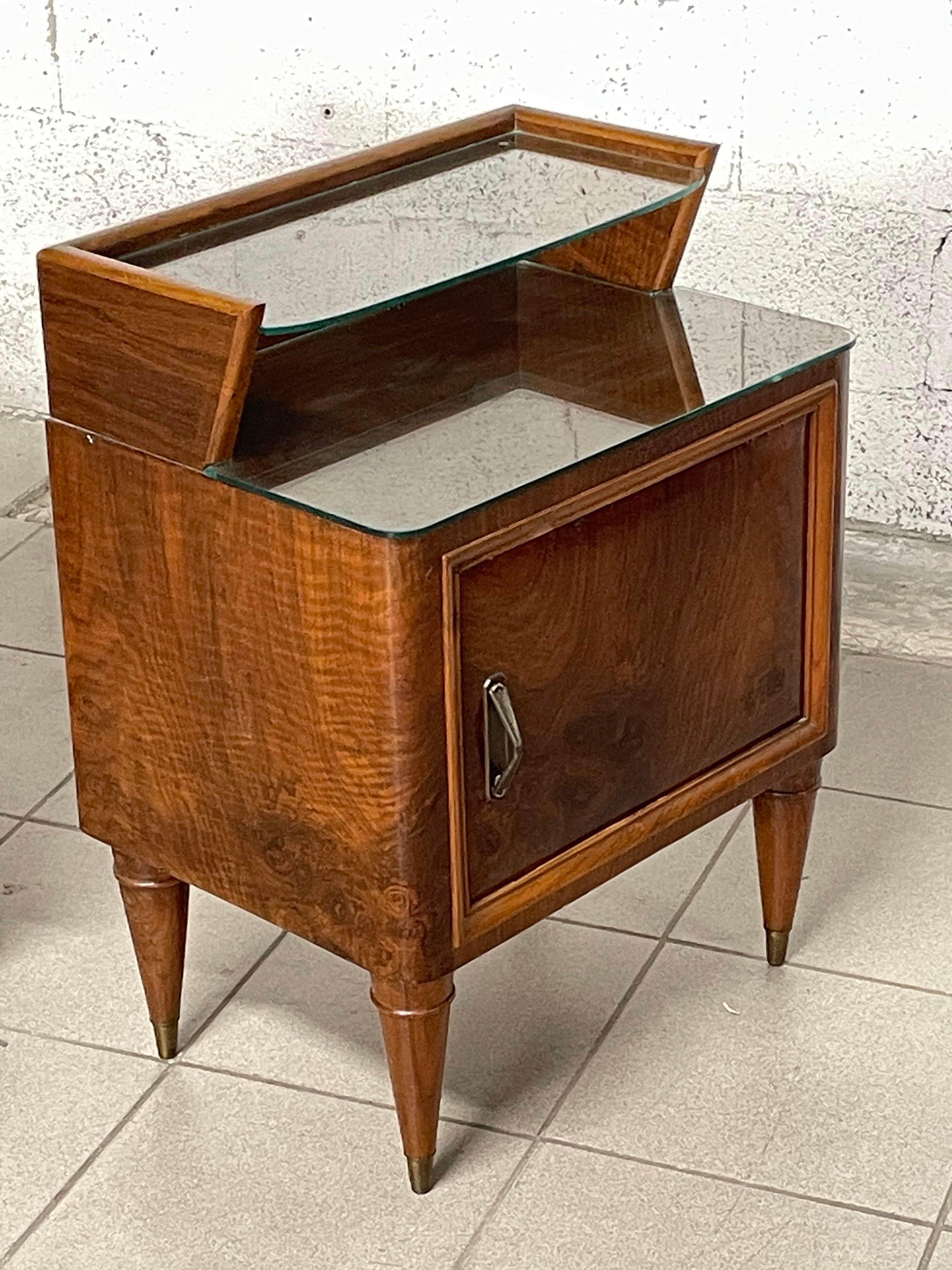 Brass Pair of mahogany and glass bedside tables from the 1950s For Sale
