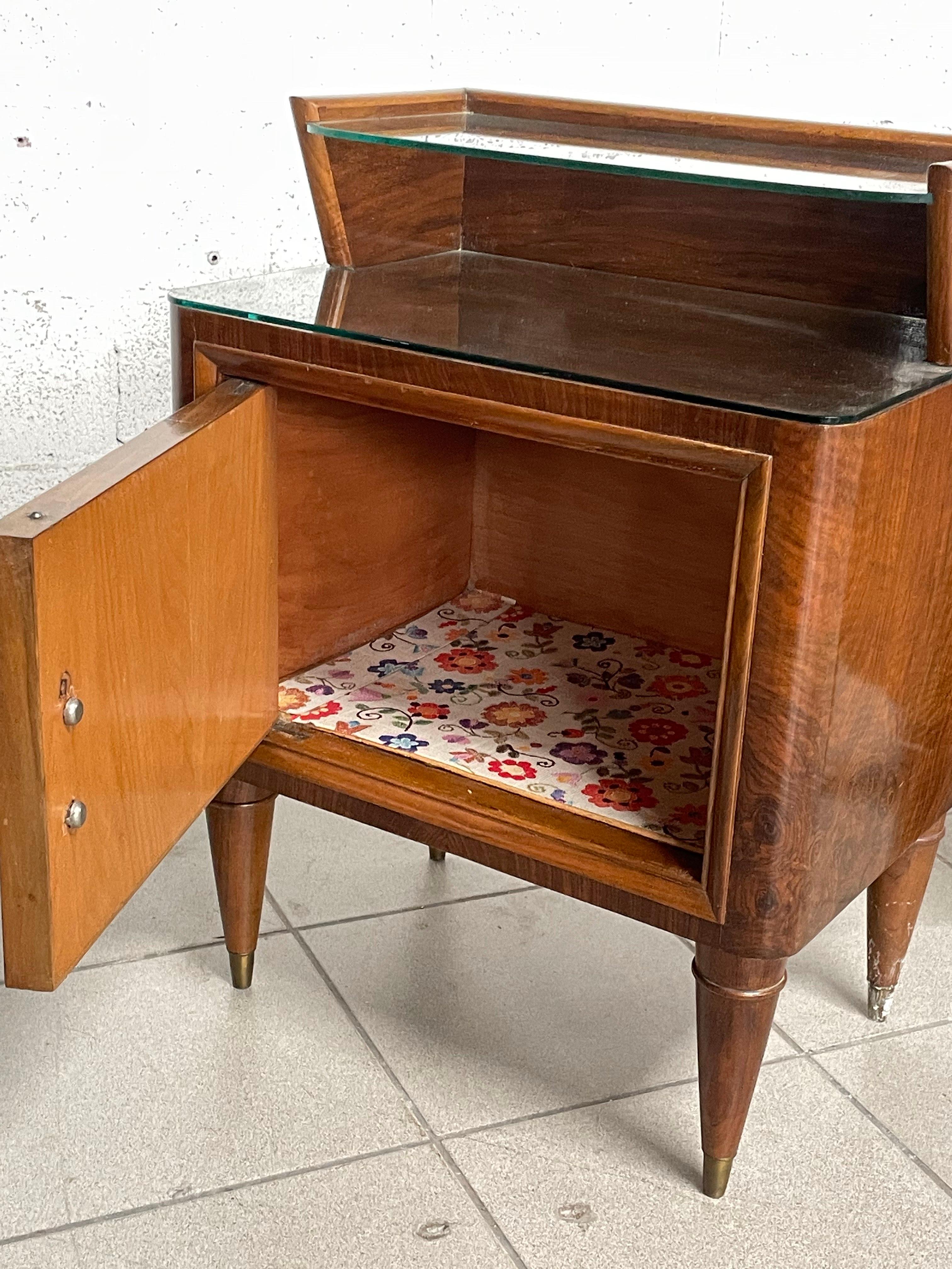 Pair of mahogany and glass bedside tables from the 1950s For Sale 2