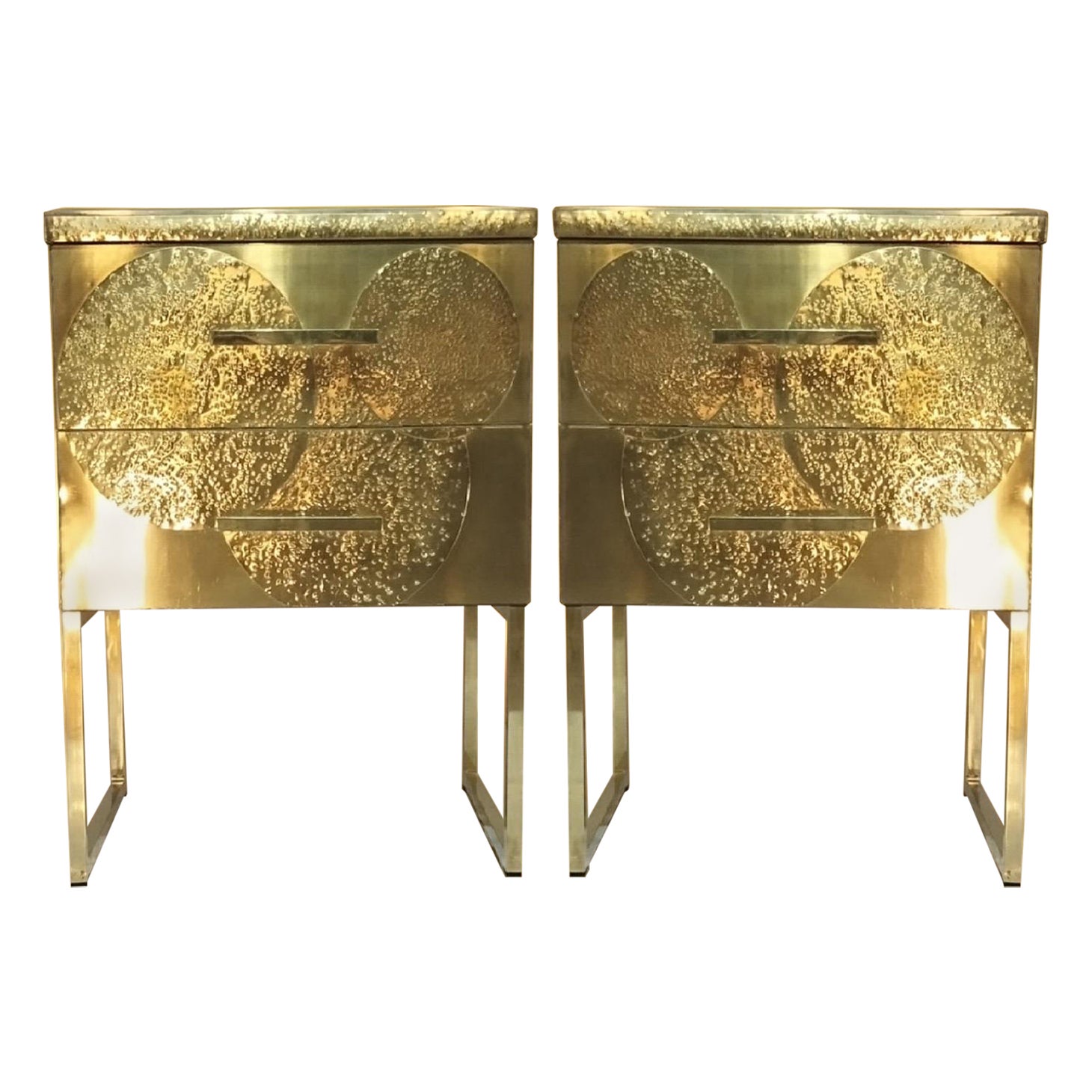 Coppia di Comodini en ottone con décori en ottone martellato e piano nero, 1970 en vente