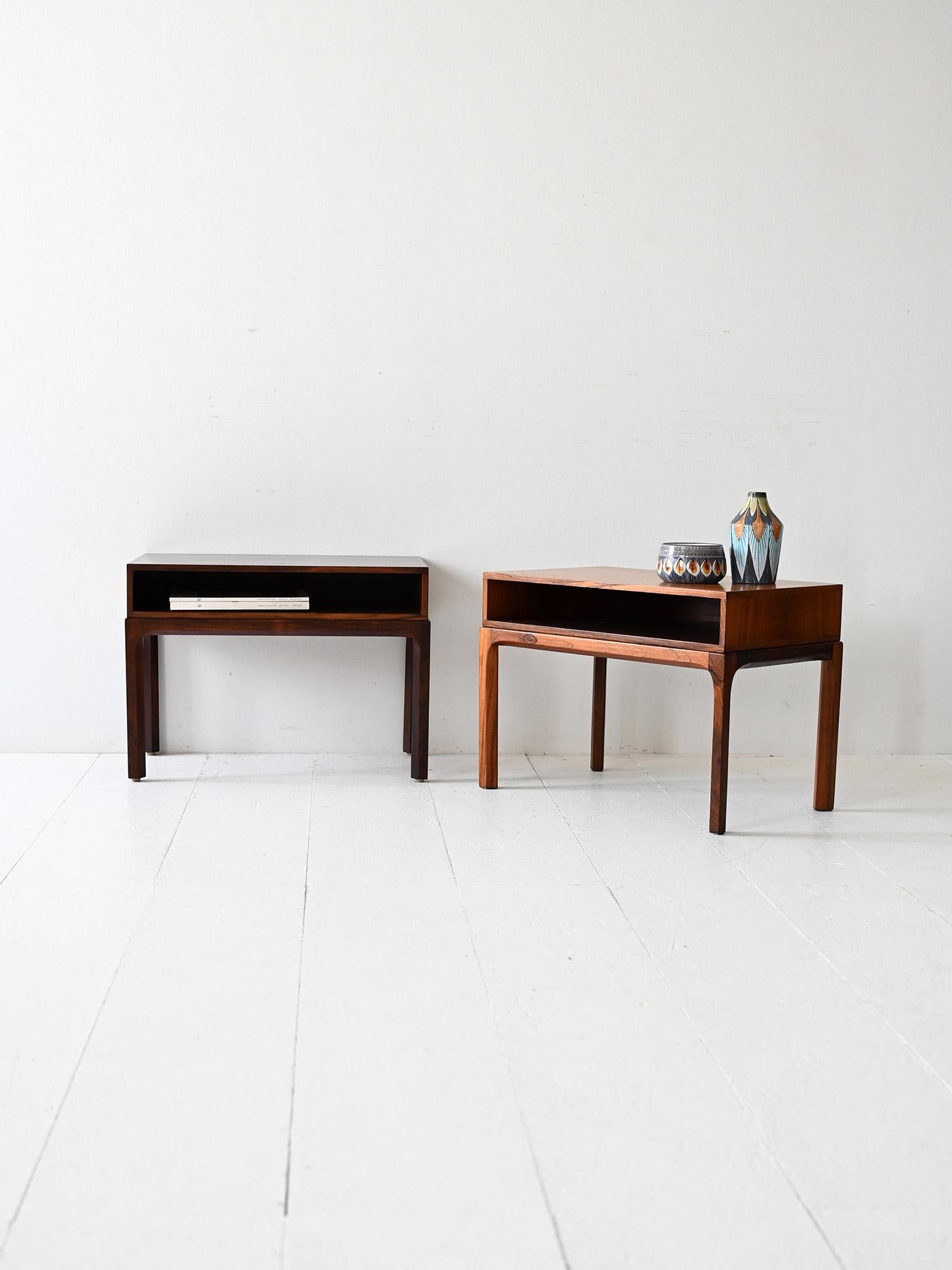 Paire de tables de chevet danoises en bois de rose des années 1960, conçues par Kai Kristiansen et fabriquées par Aksel Kjersgaard à Odder.

Paire de tables de chevet scandinaves vintage en bois de rose, conçues par Kai Kristiansen et fabriquées par