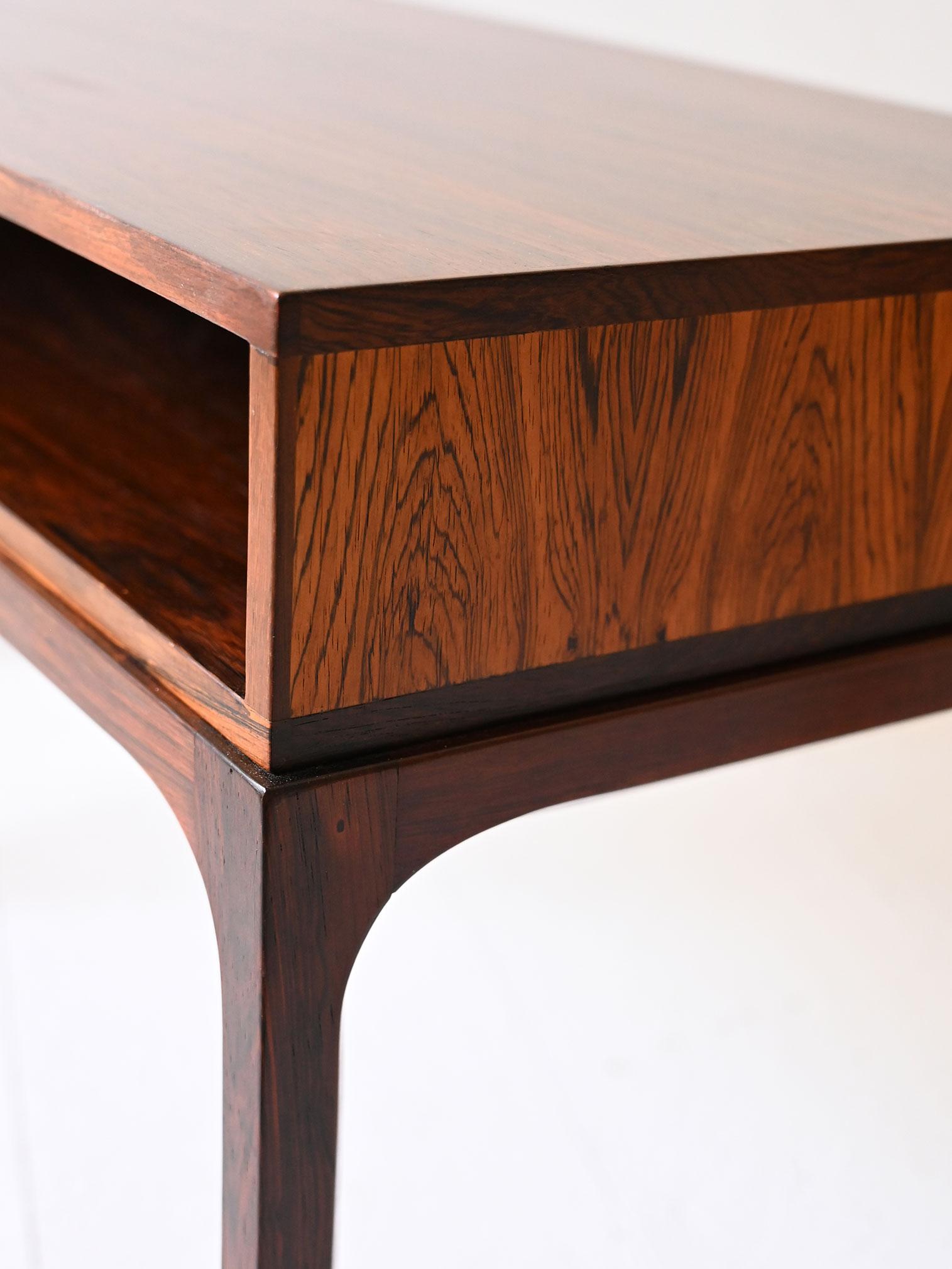 Bois de rose Paire de tables de chevet en bois de rose par Kai Kristiansen en vente