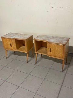 Coppia di comodini in radica di betulla e piano in vetro, Italia anni '50