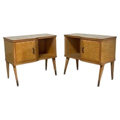 Coppia di comodini in radica di betulla e piano in vetro, Italia anni '50
