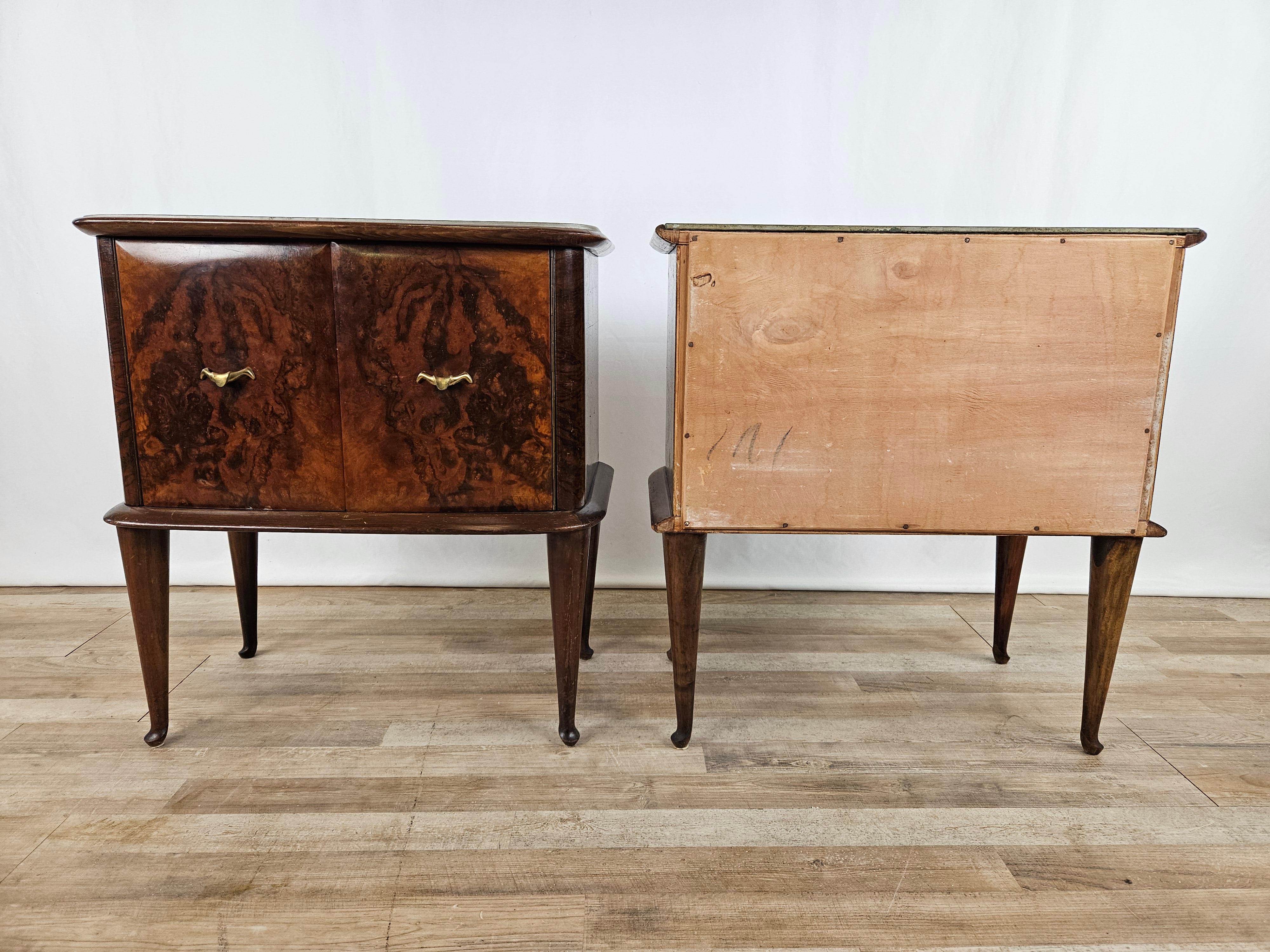 Italian Pair of walnut burl bedside tables with Mid Century glass top For Sale