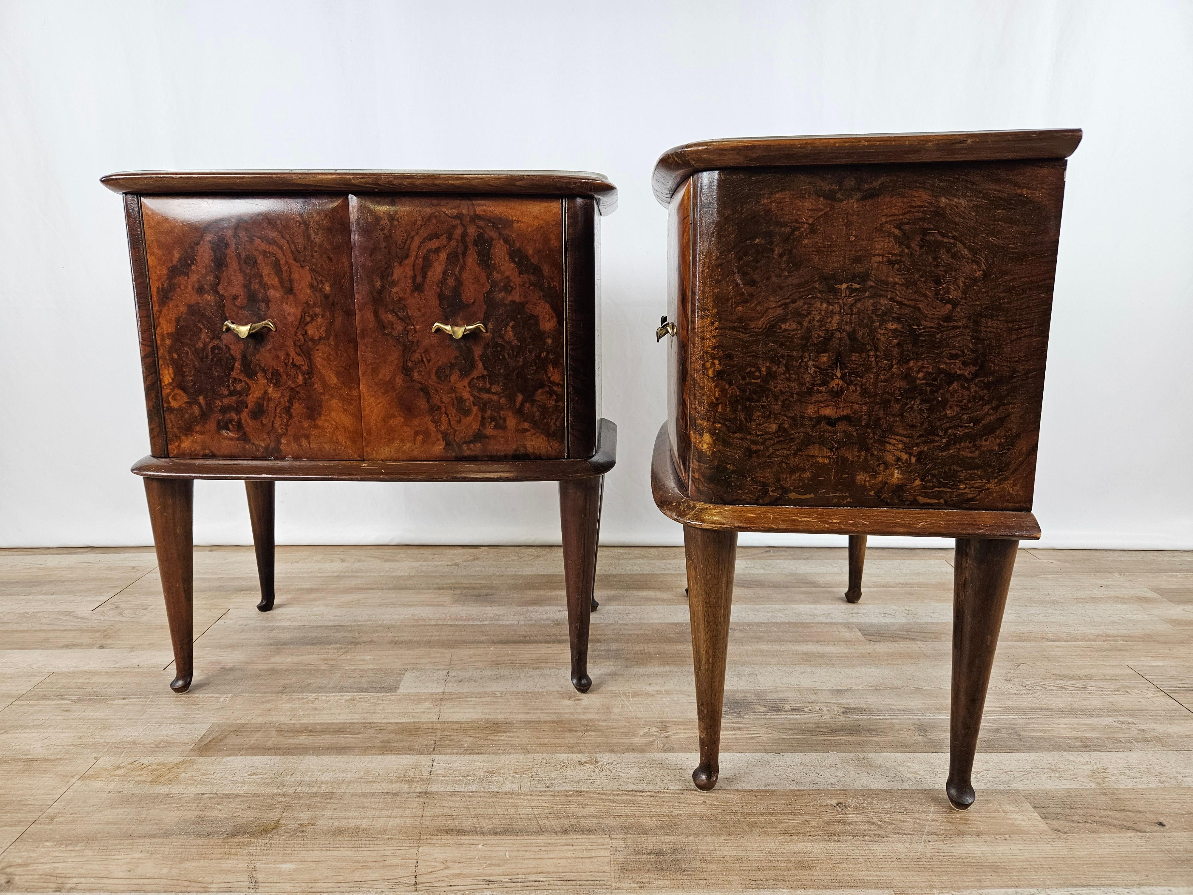Pair of walnut burl bedside tables with Mid Century glass top In Good Condition For Sale In Premariacco, IT