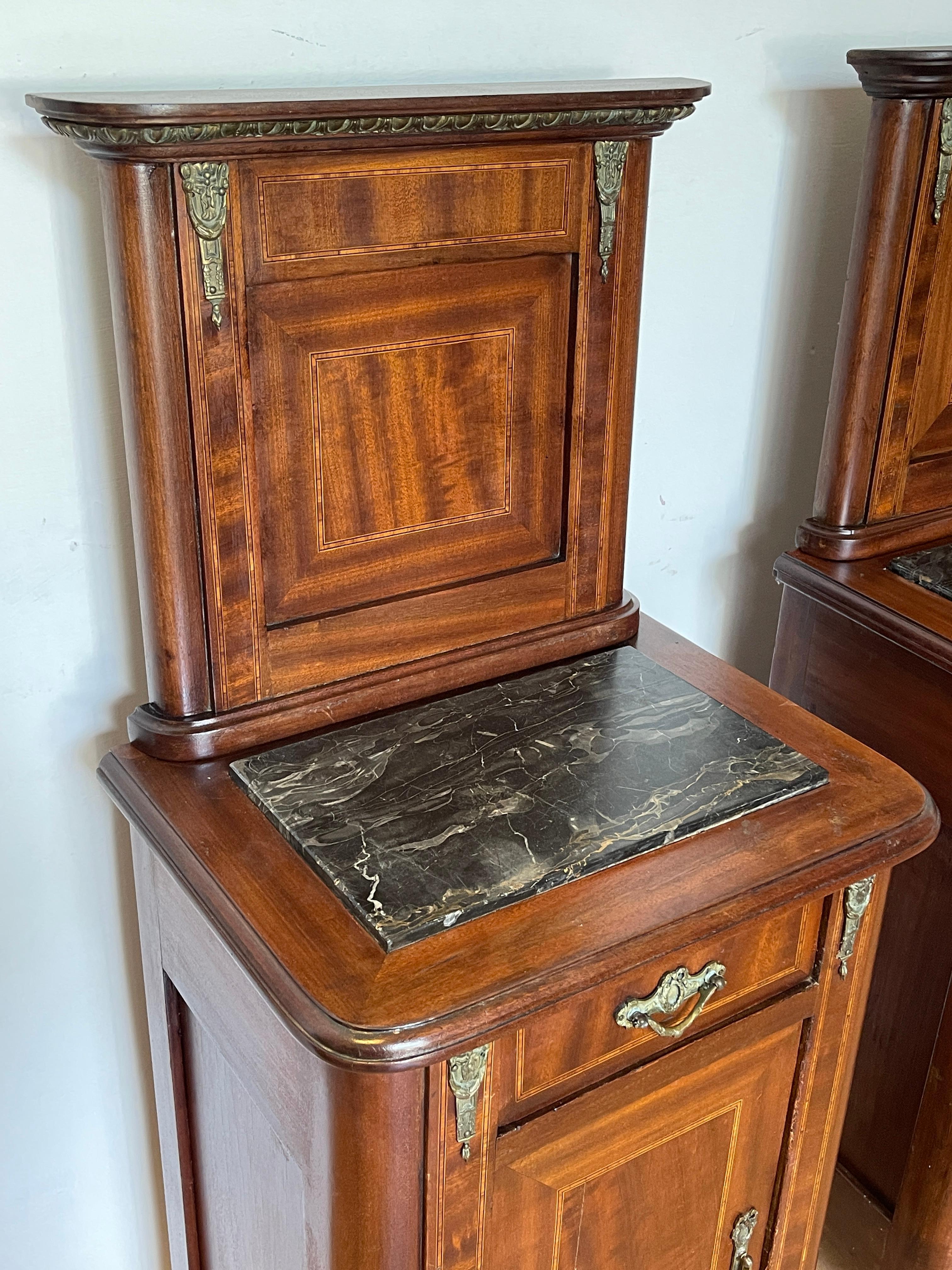 Italian Paire de tables de chevet de style Empire italien, années 1950 en vente