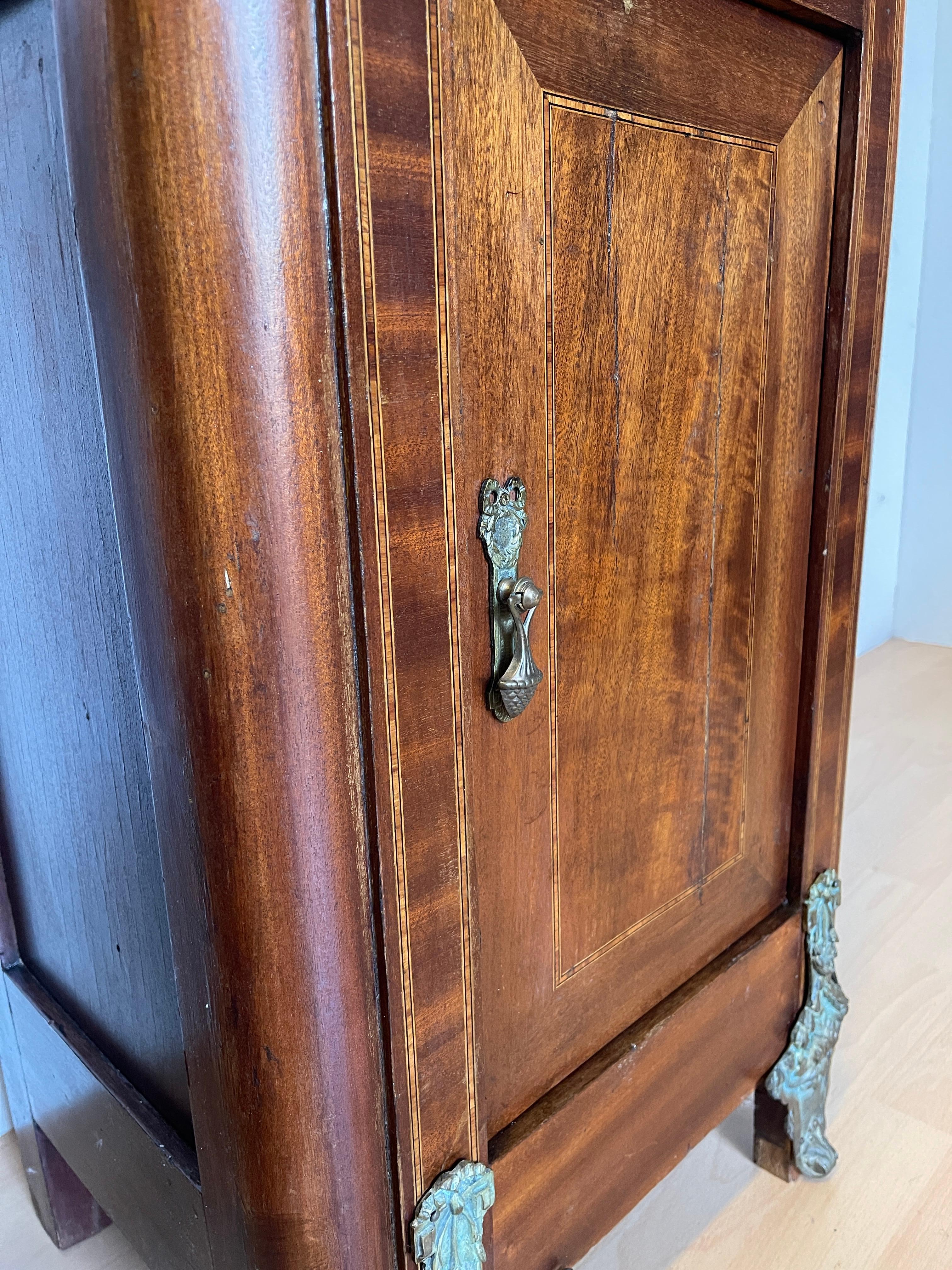 Paire de tables de chevet de style Empire italien, années 1950 en vente 1