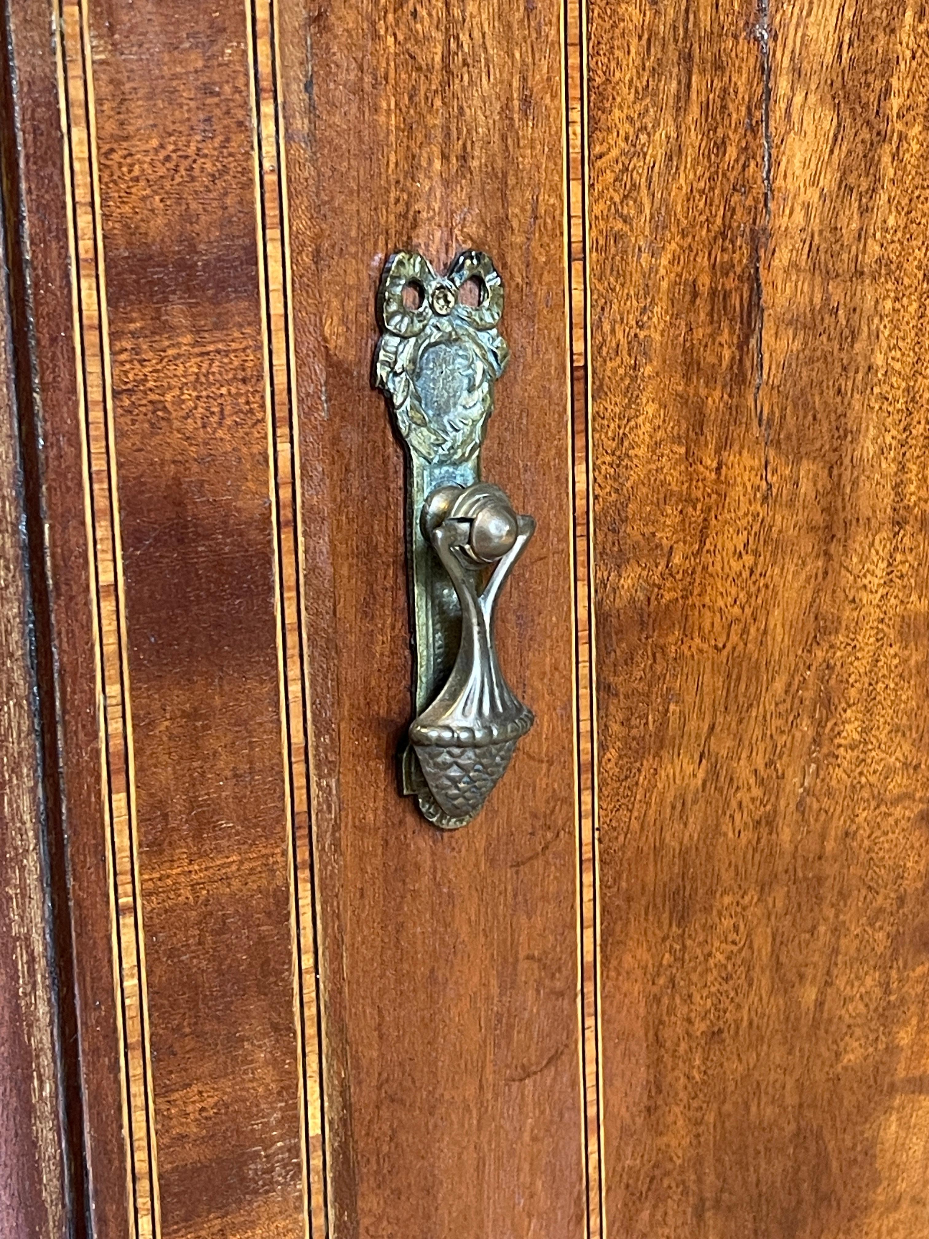 Paire de tables de chevet de style Empire italien, années 1950 en vente 2