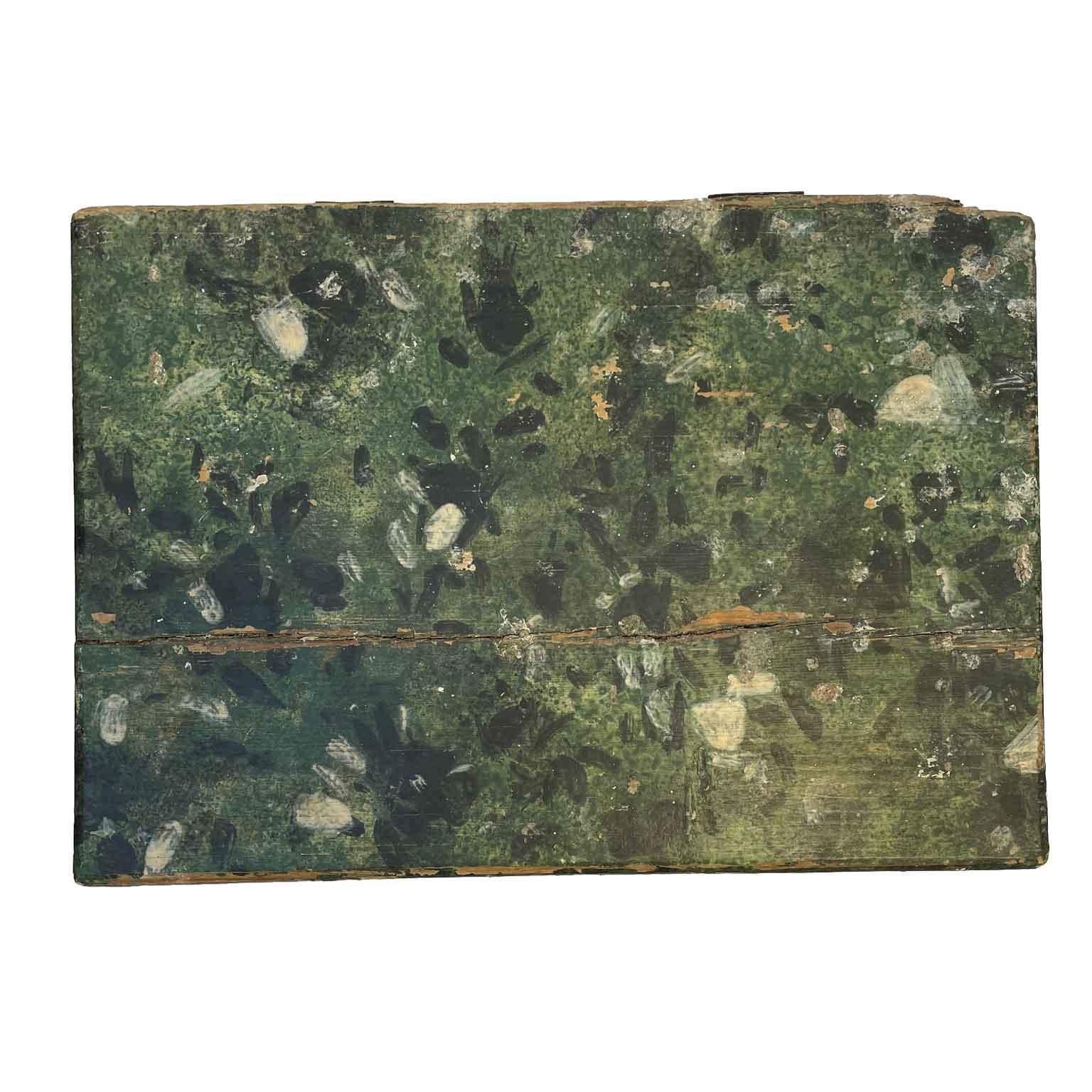 Paire de tables de nuit italiennes en faux marbre laqué vert Début 1900 en vente 4