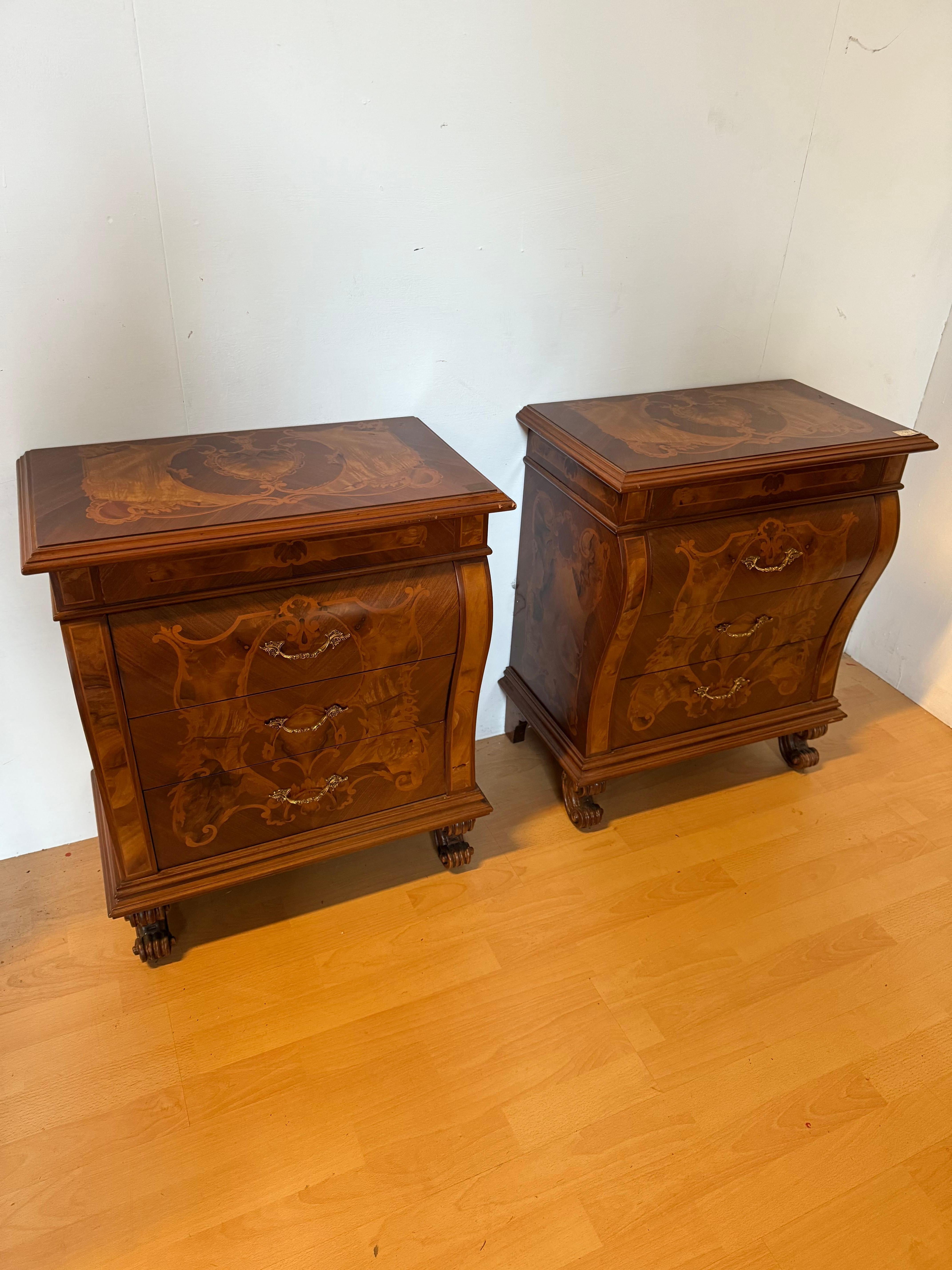 Paire de tables de chevet italiennes en bois  bois de bruyère incrusté des années 90 - Collection privée Domenico Rugiano !