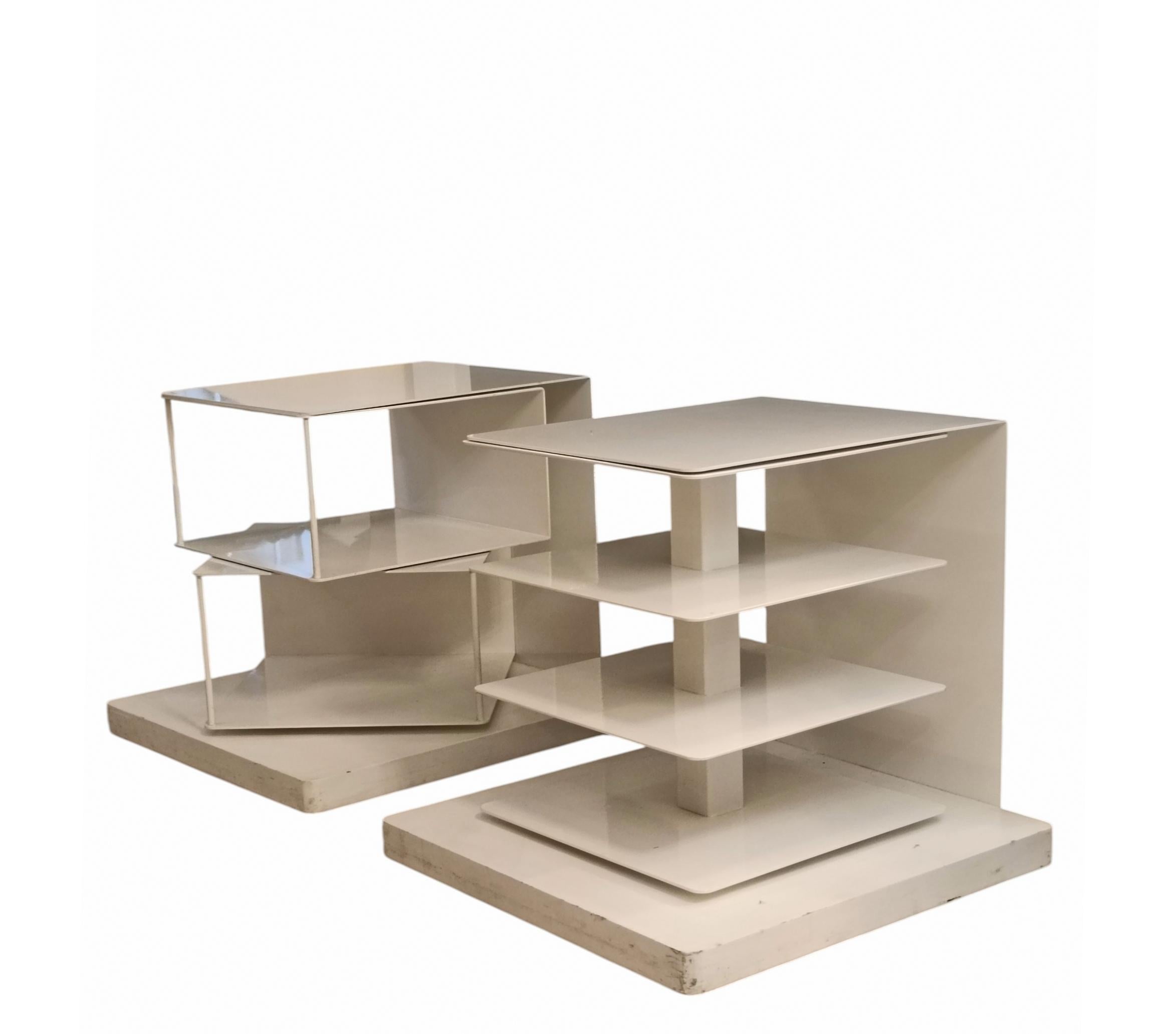 Libreria Girevole P. Tolomeo, una libreria verticale-comodino-tavolino, girevole a 360°. Ha base in acciaio laccato bianco con struttura e mensole in metallo laccato bianco.