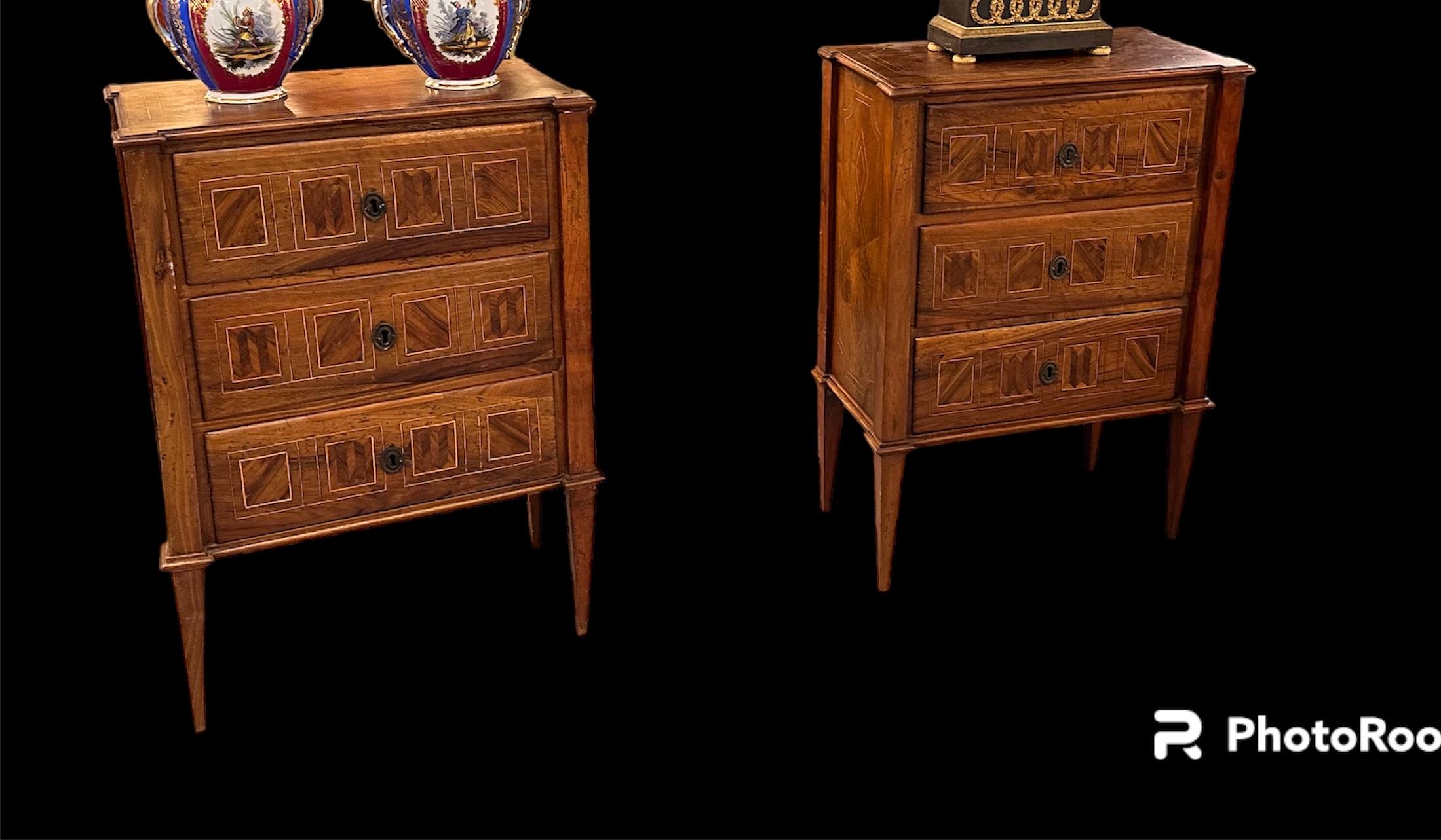 Ein Paar Louis XVI Nachttische mit drei Schubladen und geometrischen Intarsien 