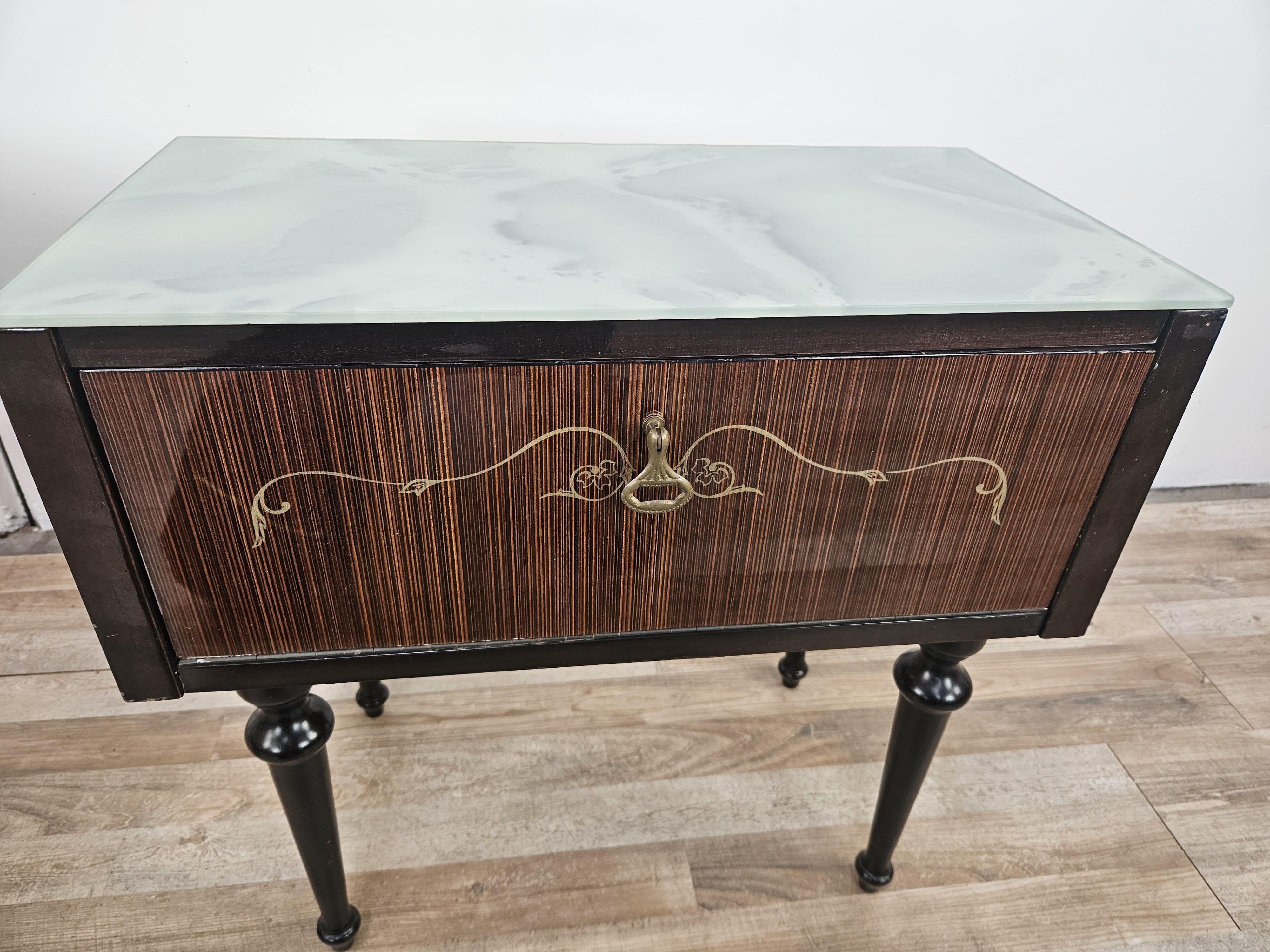 Pareja de mesillas de noche de mediados de siglo con solapa y cristal azul en venta 9