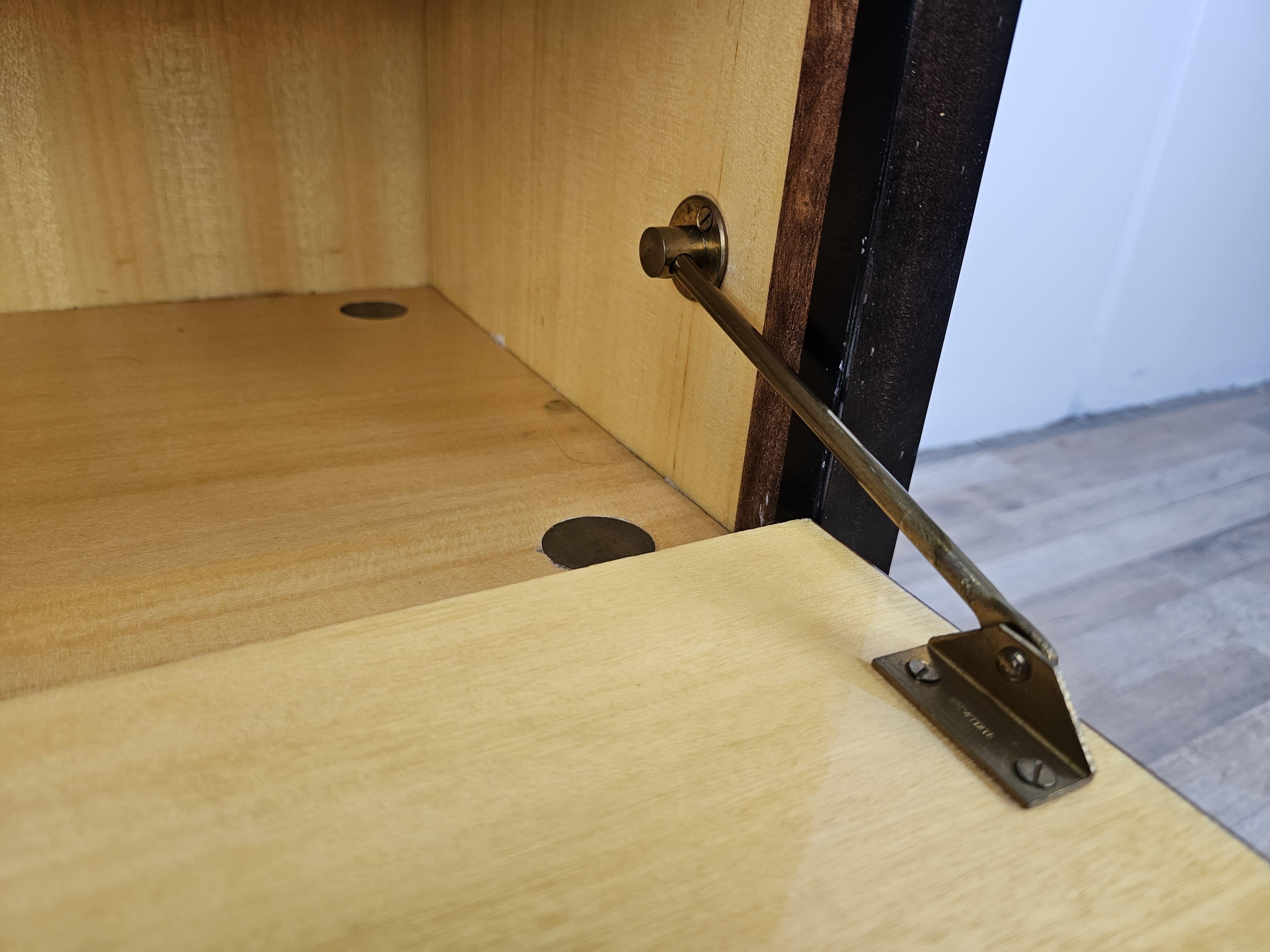 Pareja de mesillas de noche de mediados de siglo con solapa y cristal azul en venta 12