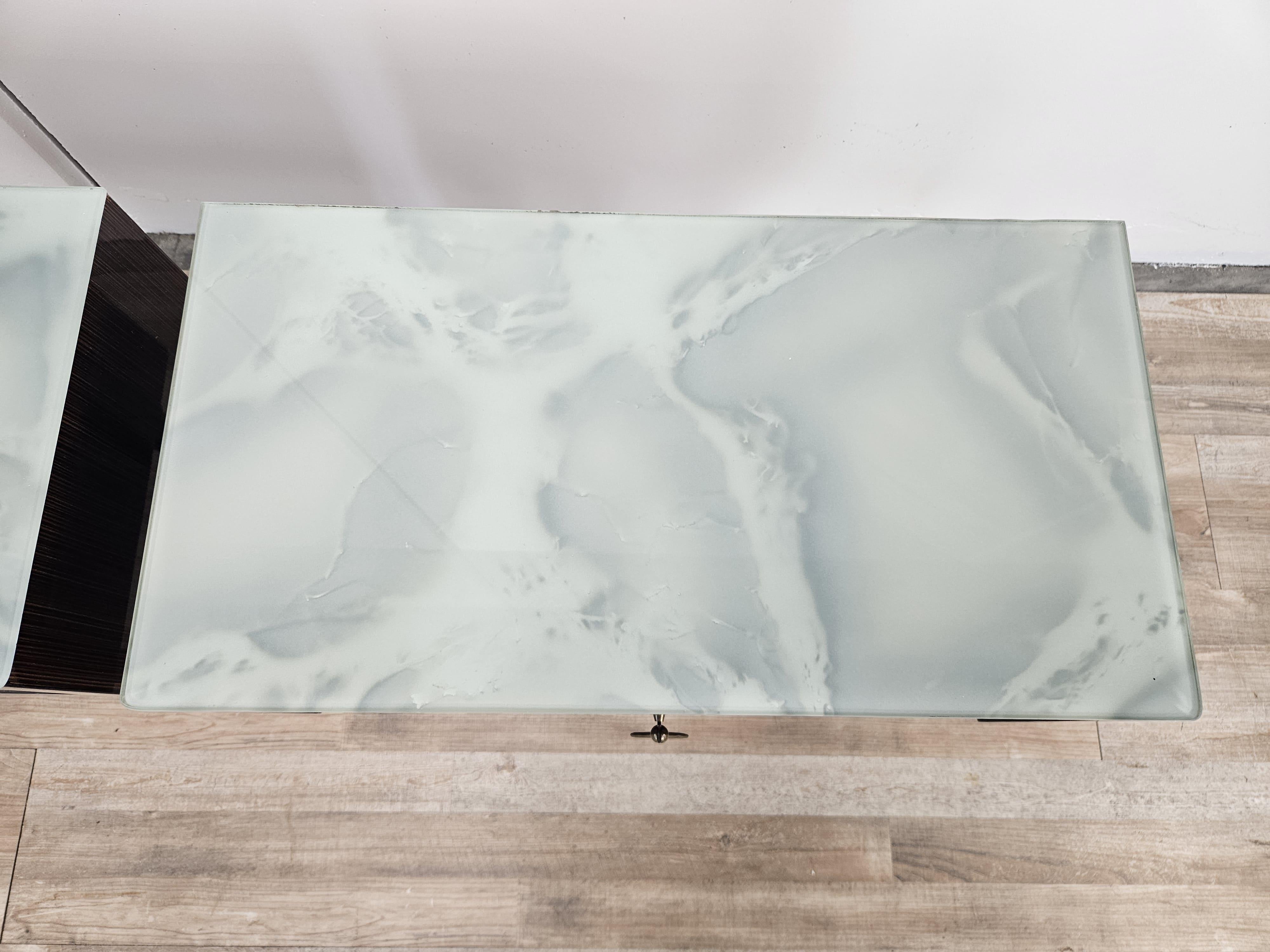 Pareja de mesillas de noche de mediados de siglo con solapa y cristal azul Italian en venta
