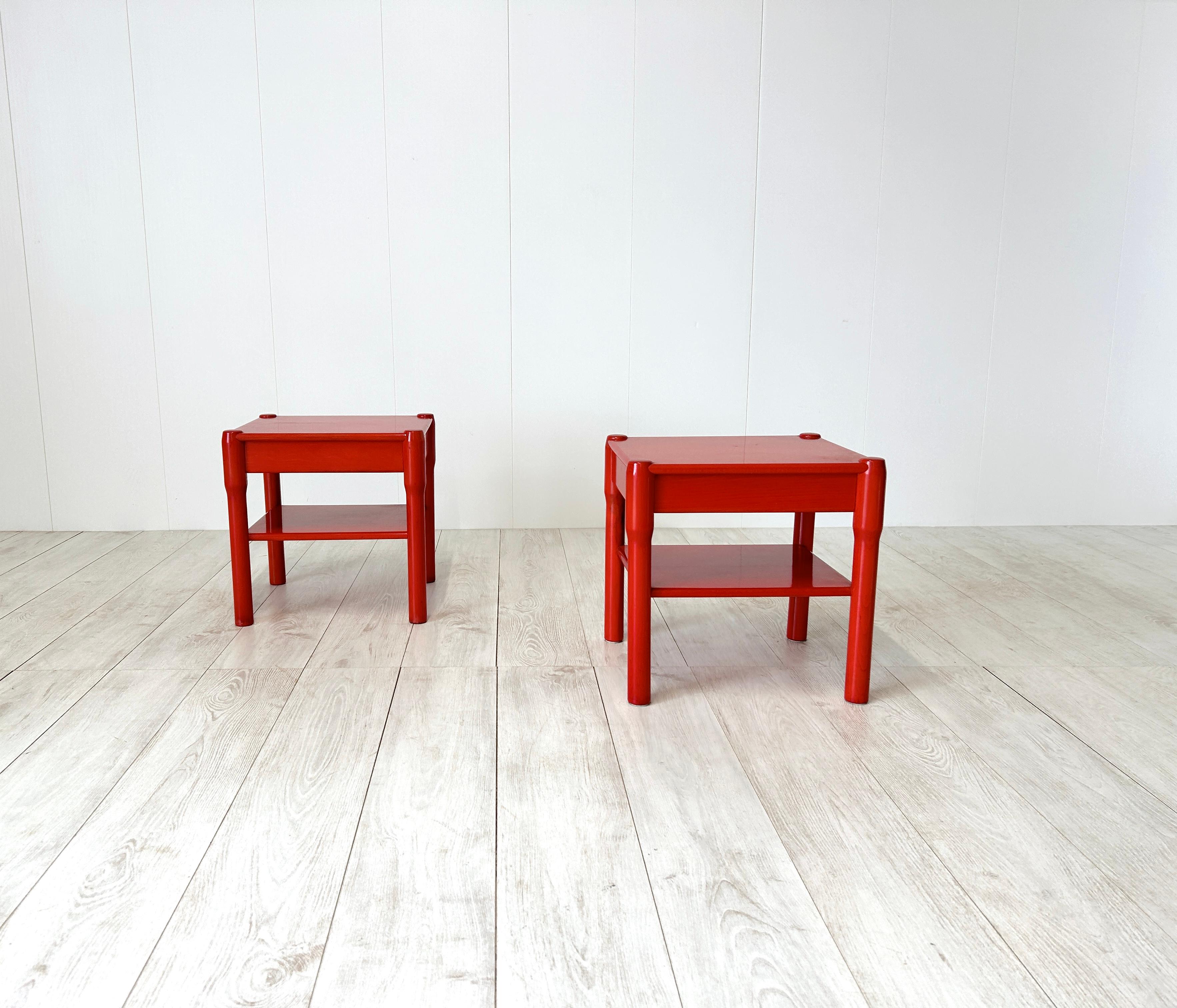 Rara coppia di comodini serie Carimate, Vico Magistretti, anni '60 
Struttura in legno tinto di rosso

Abbinabili alla cassettiera della stessa serie

