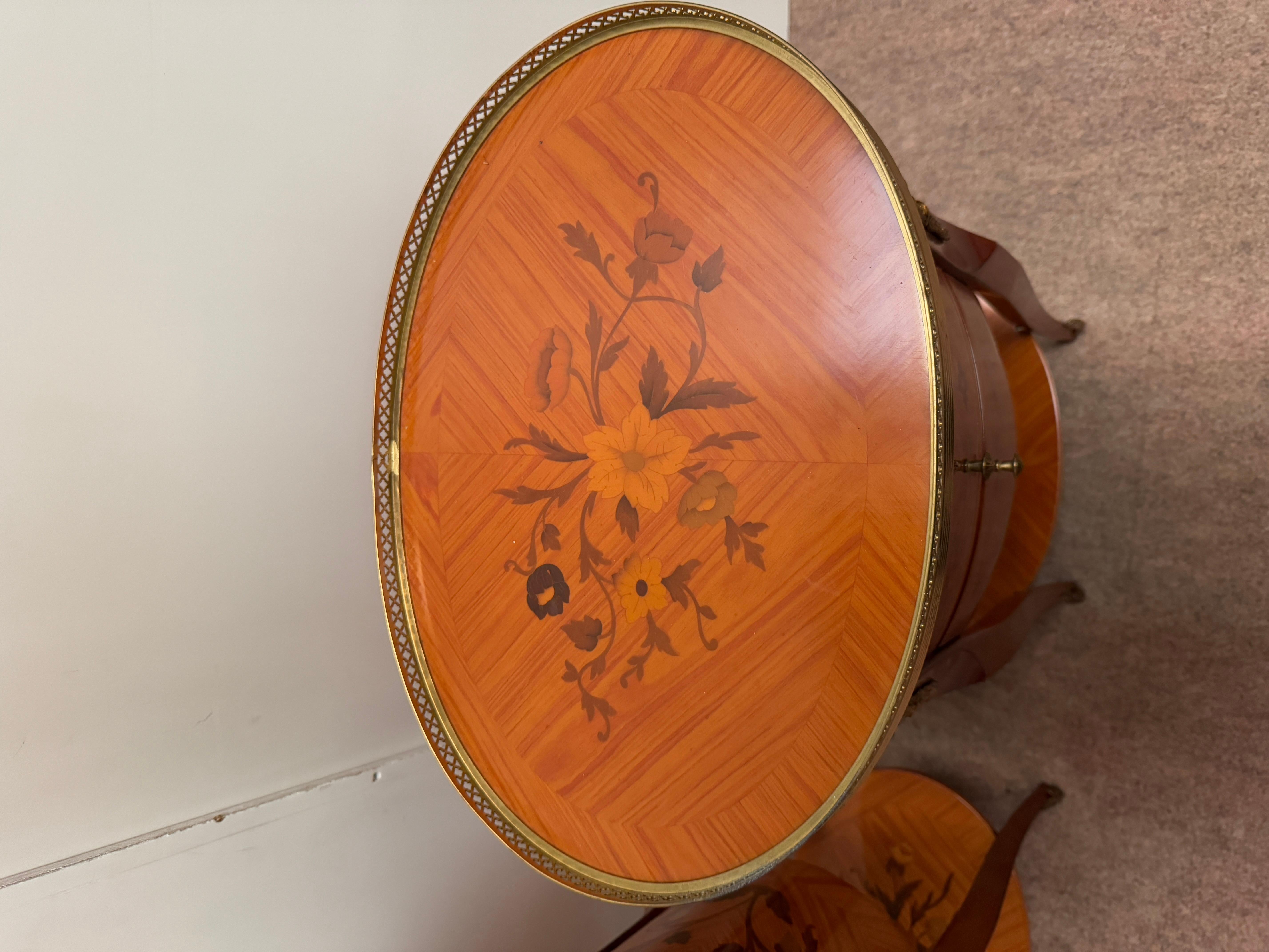Italian Pair of French oval nightstands inlaid wood Louis XV style For Sale