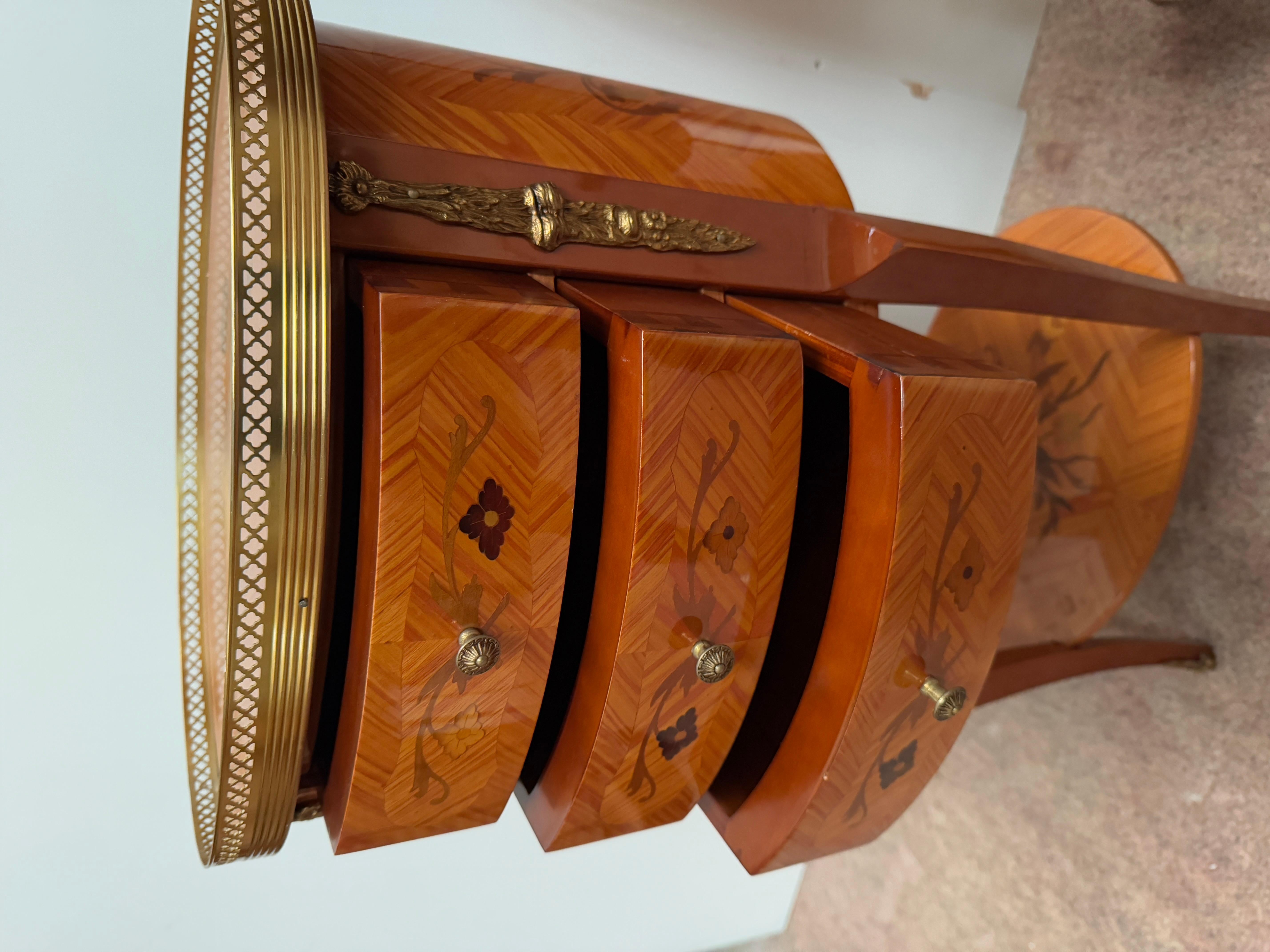 Pair of French oval nightstands inlaid wood Louis XV style In Good Condition For Sale In Cantù, IT