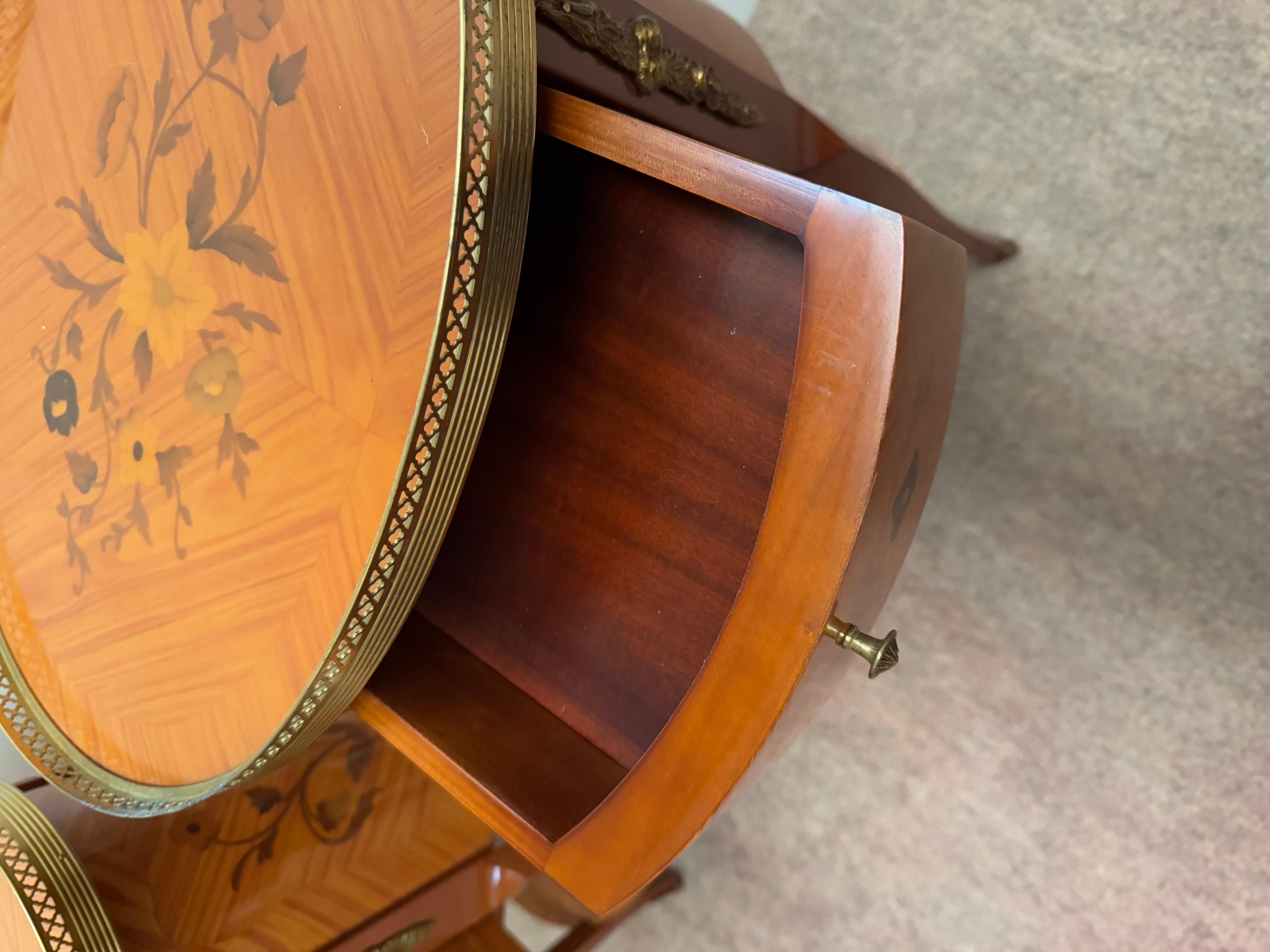 20th Century Pair of French oval nightstands inlaid wood Louis XV style For Sale