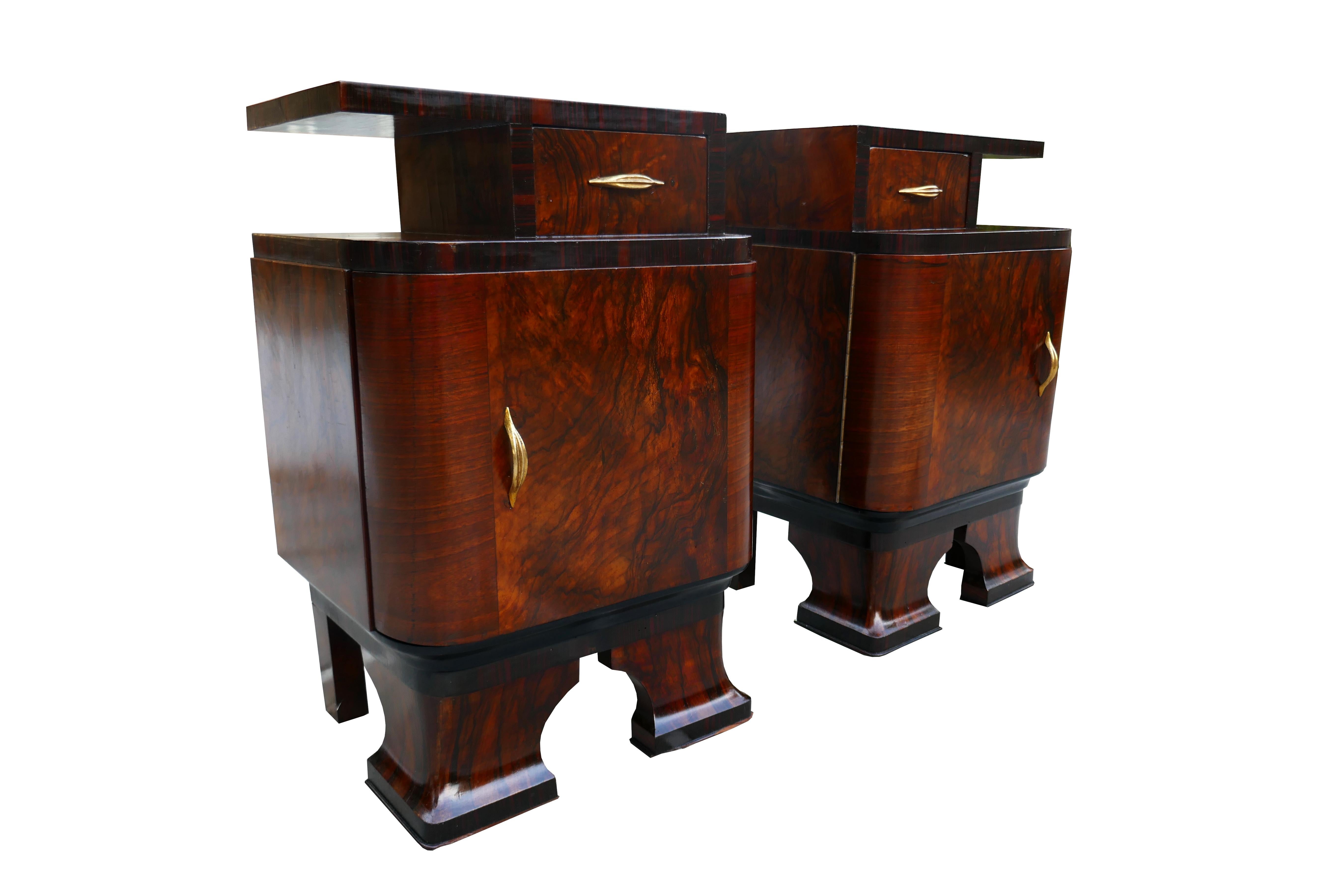 Pair of bedside tables.
Attributed to Gaetano Borsani.
Three coats of Antitarlo and holes left open.
Shellac painting in an unprofessional manner.
Signs of use and impact and misses
The doors of the two nightstands do not close perfectly,
One