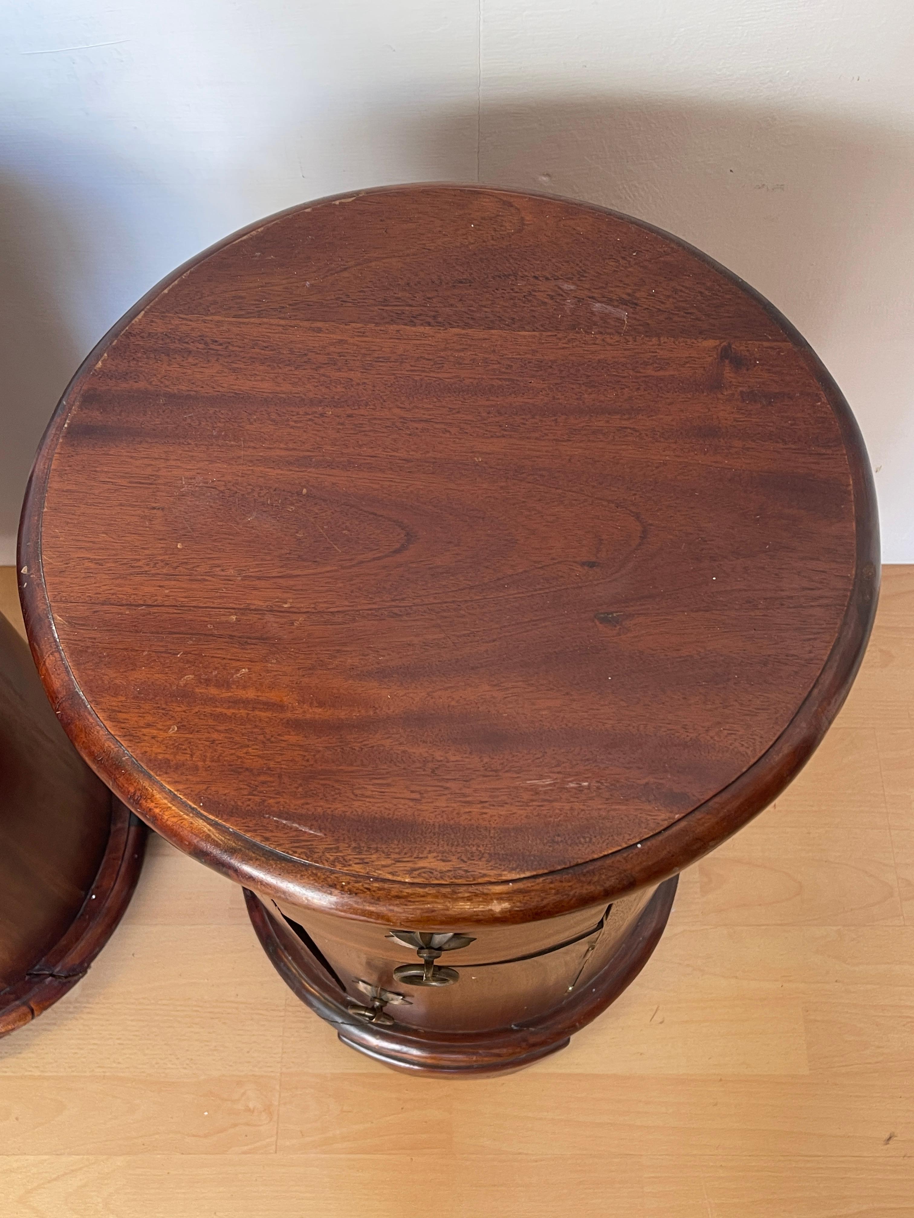 Paire de tables de nuit rondes en bois massif - Vintage Colonial Style en vente 2