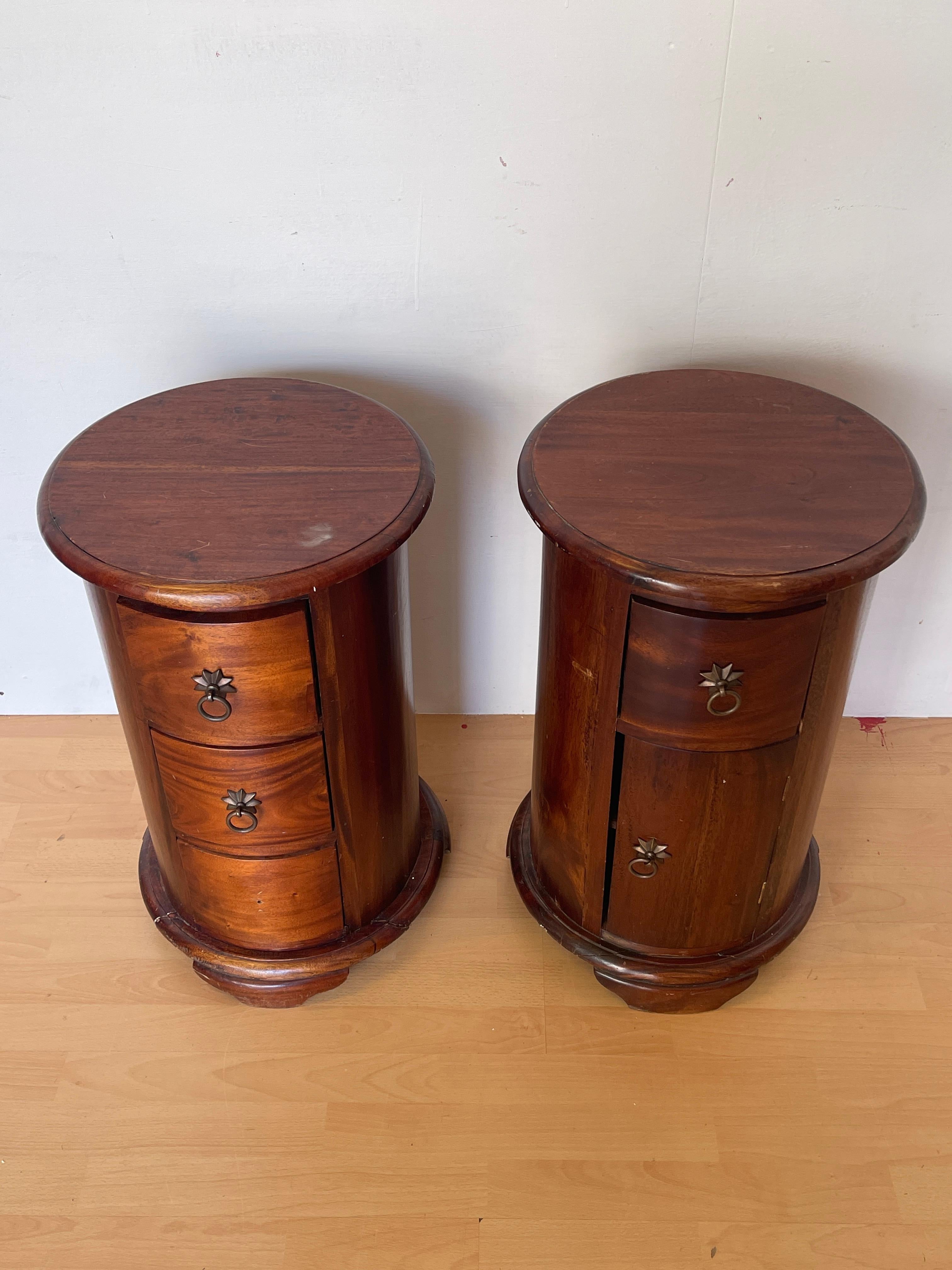 Néocolonial Paire de tables de nuit rondes en bois massif - Vintage Colonial Style en vente