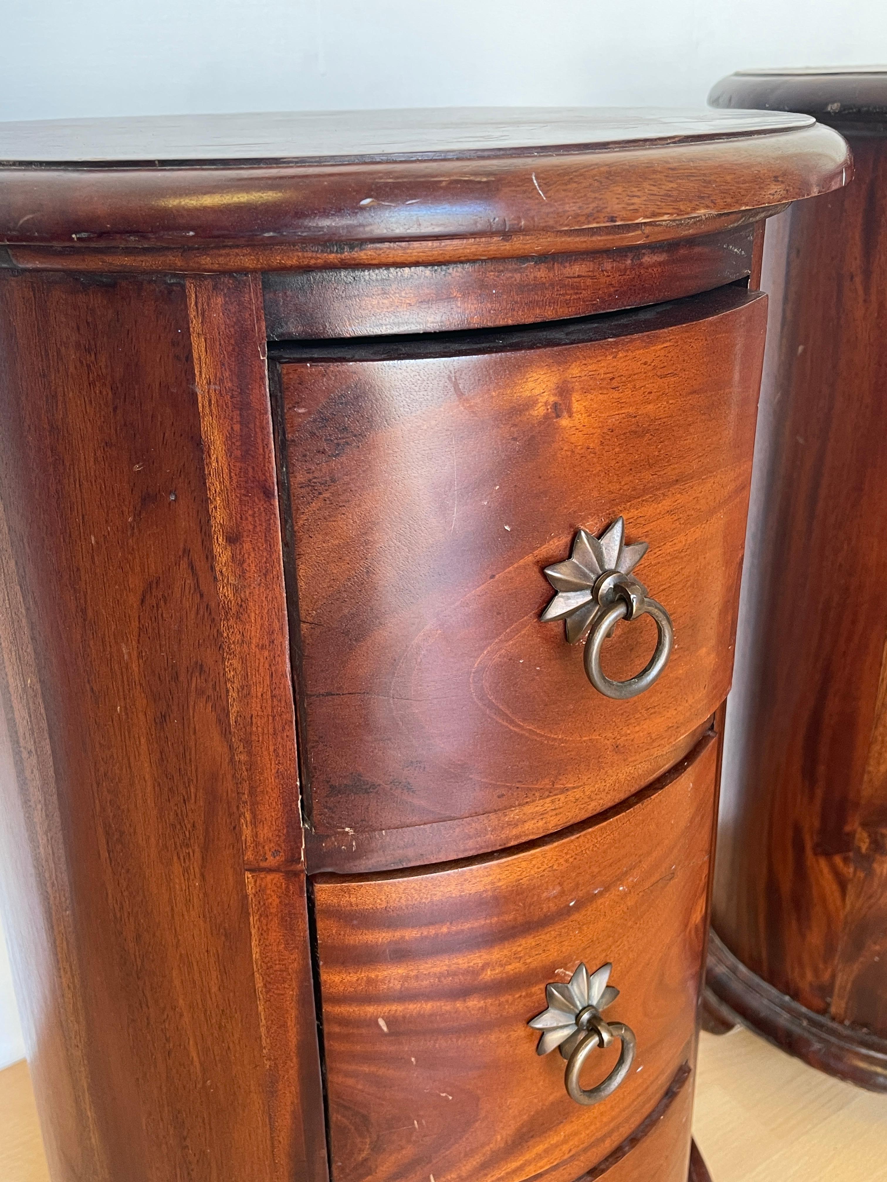 Italian Paire de tables de nuit rondes en bois massif - Vintage Colonial Style en vente