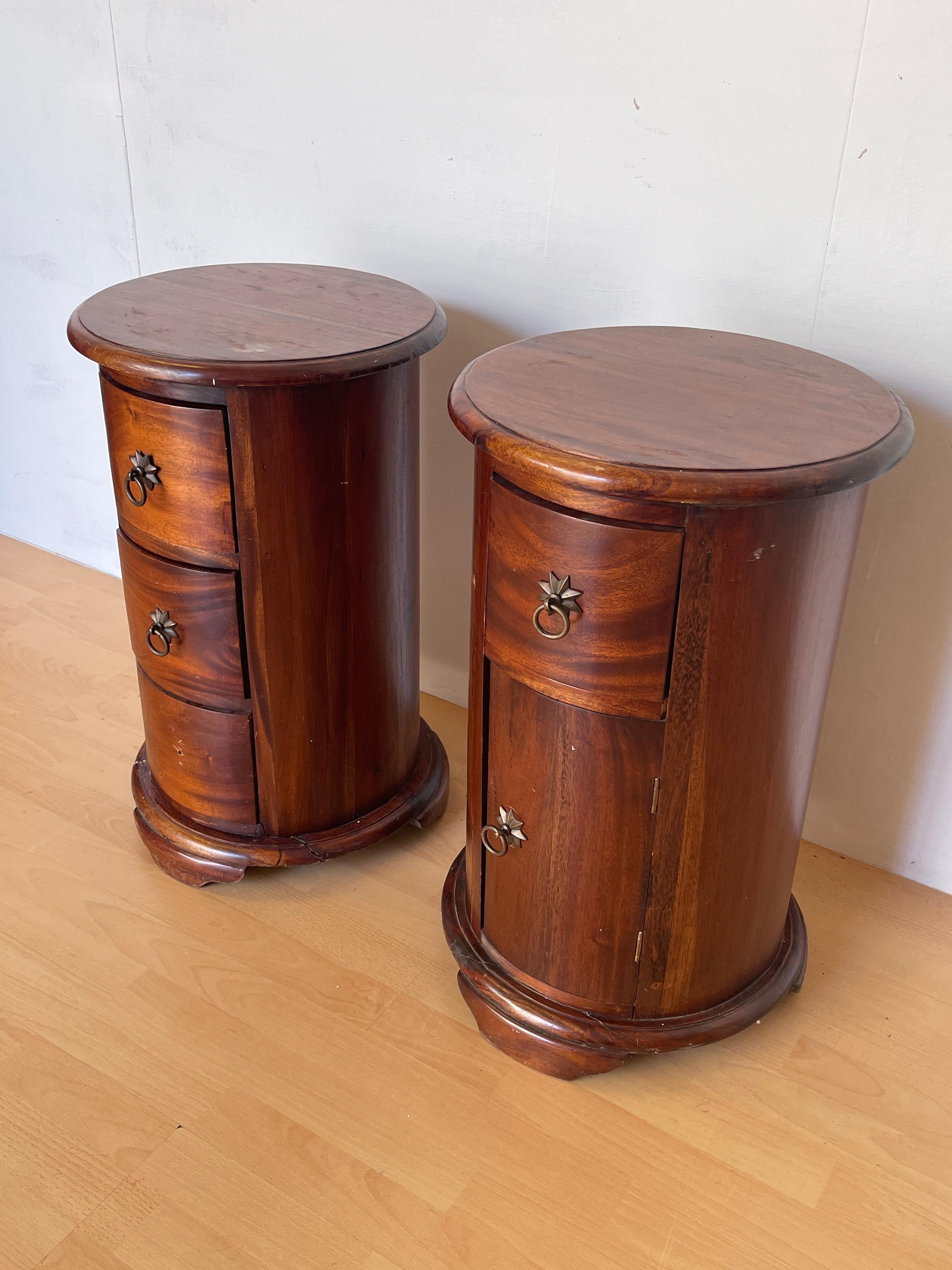 20th Century Paire de tables de nuit rondes en bois massif - Vintage Colonial Style en vente