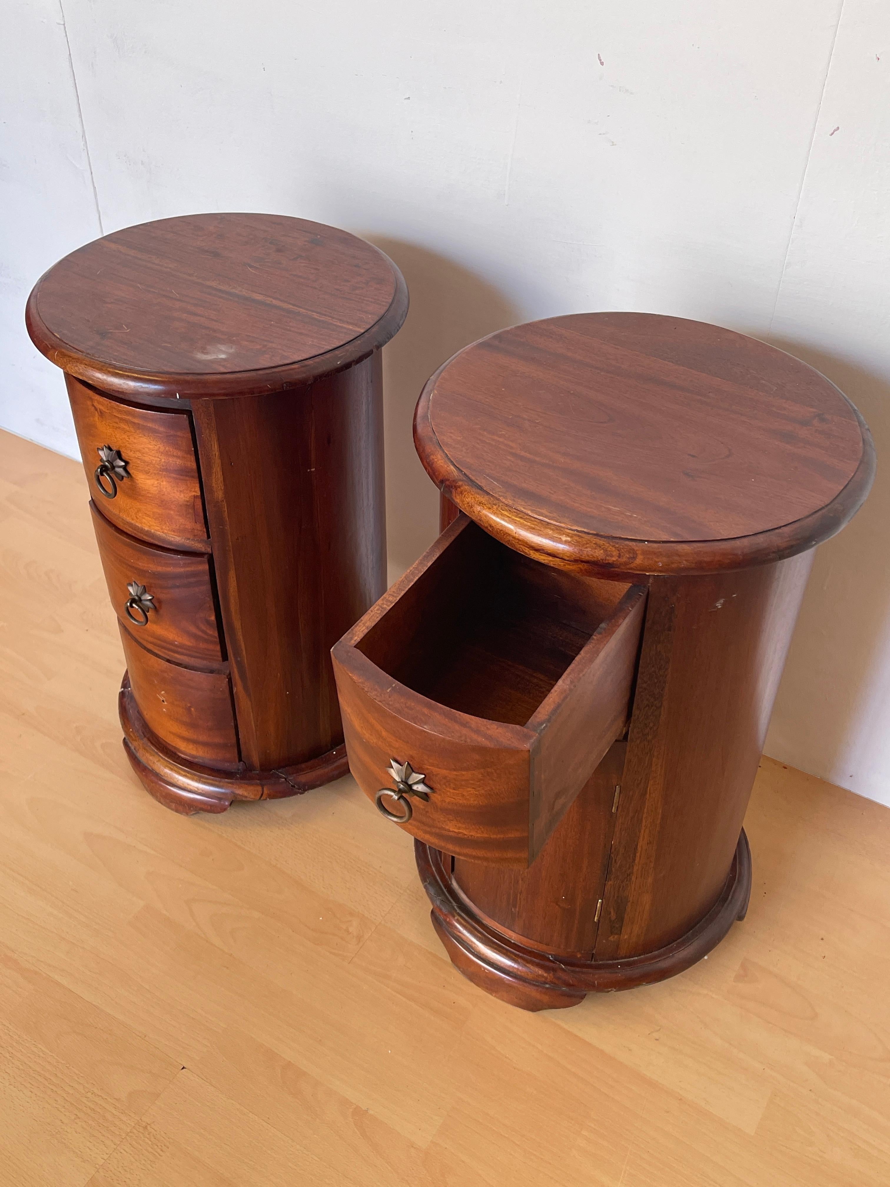 Bois Paire de tables de nuit rondes en bois massif - Vintage Colonial Style en vente
