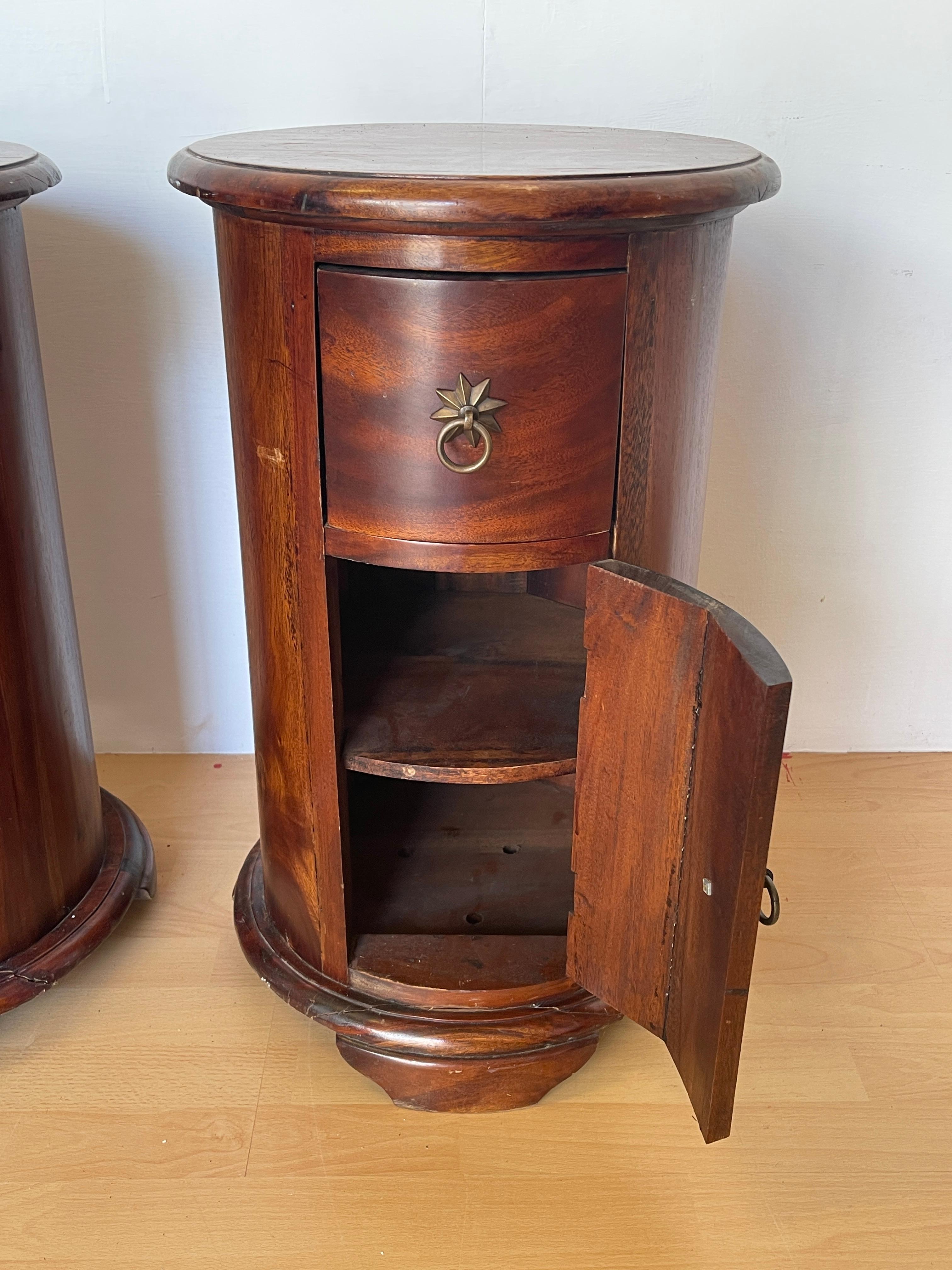 Paire de tables de nuit rondes en bois massif - Vintage Colonial Style en vente 1