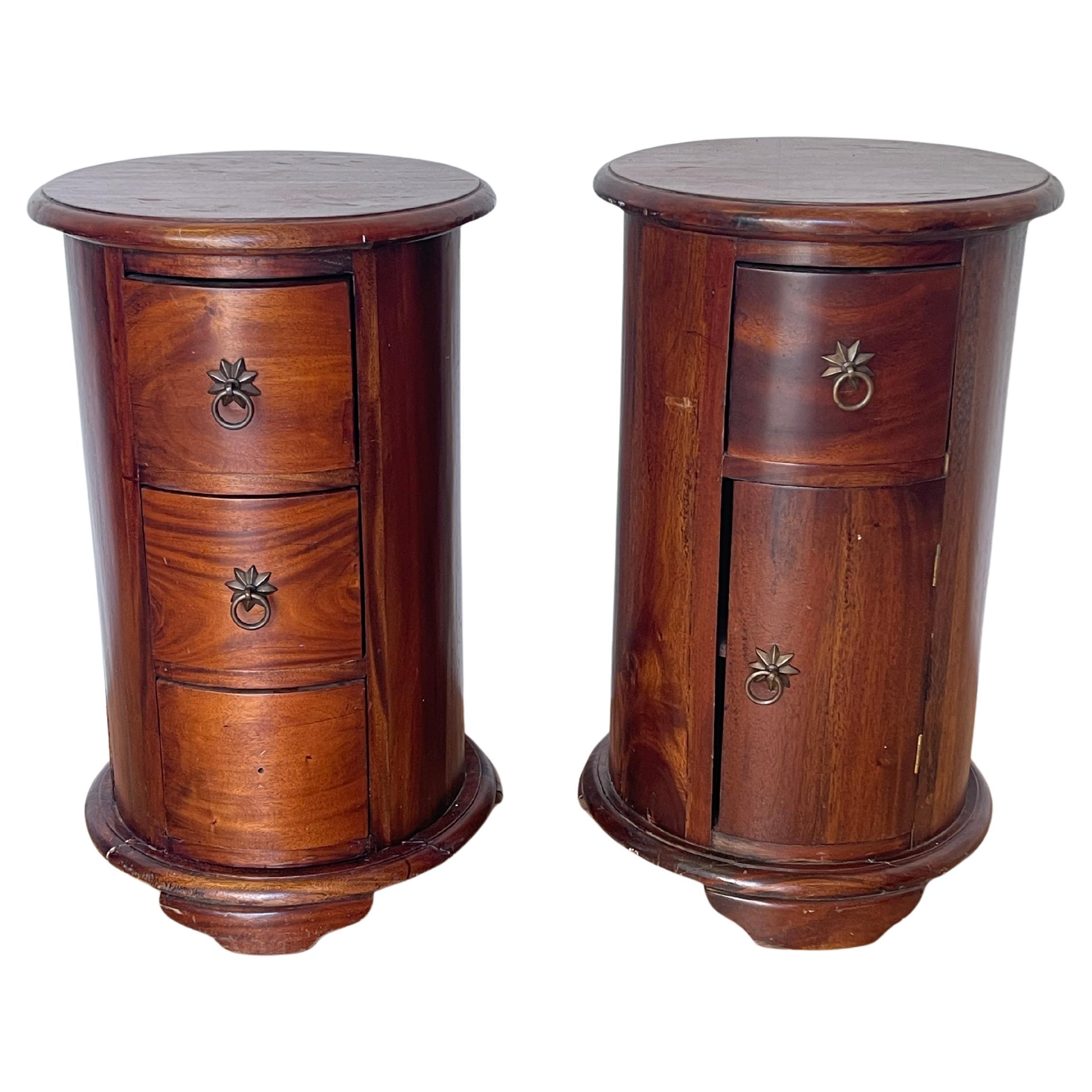 Paire de tables de nuit rondes en bois massif - Vintage Colonial Style en vente