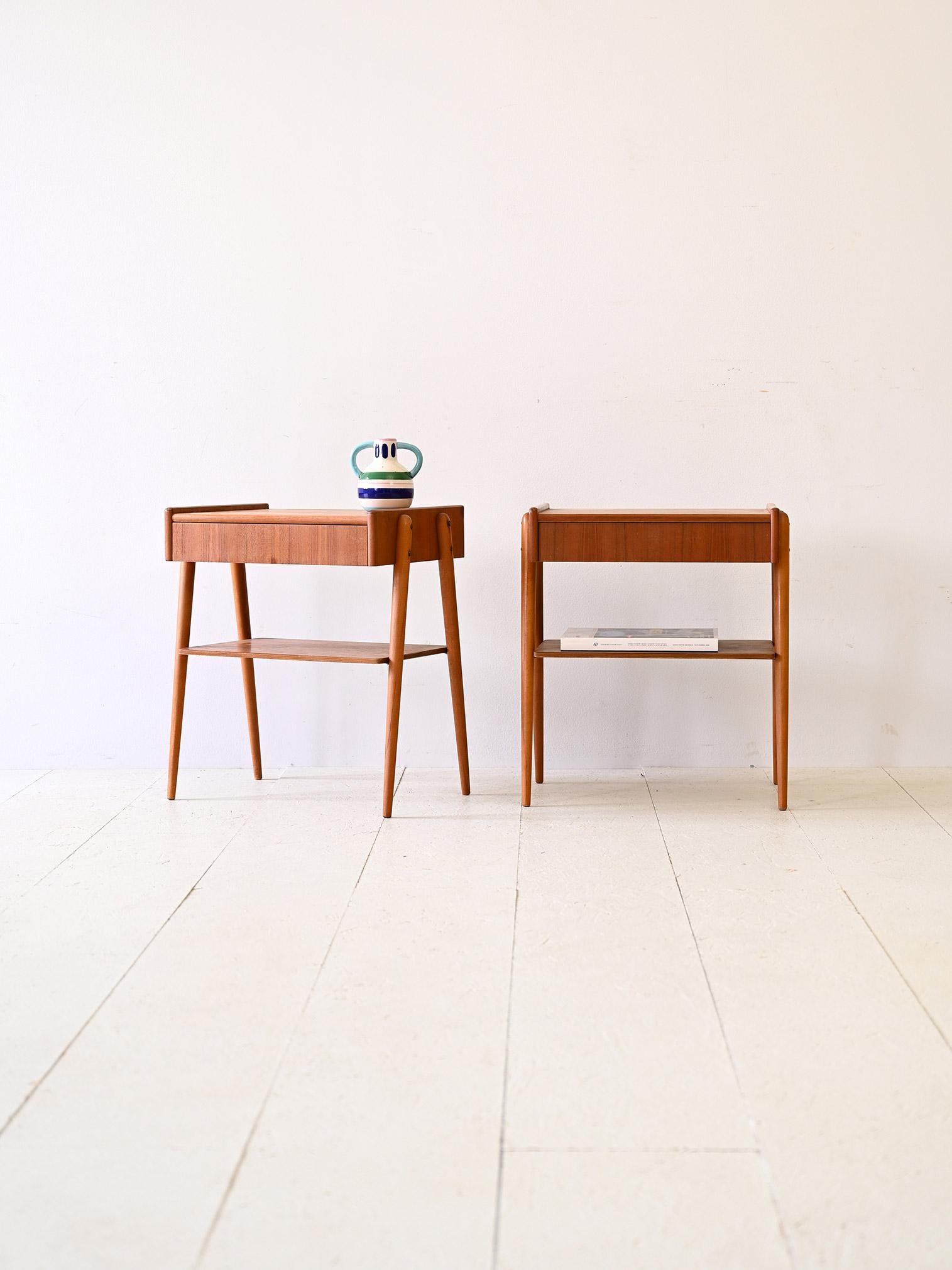 Coppia di comodini nordici vintage.

Questa coppia di comodini vintage degli anni '60 in teak si distinguono per la loro eleganza minimale. La struttura lineare ospita cassetti a scomparsa con impugnature nascoste, aggiungendo funzionalità senza