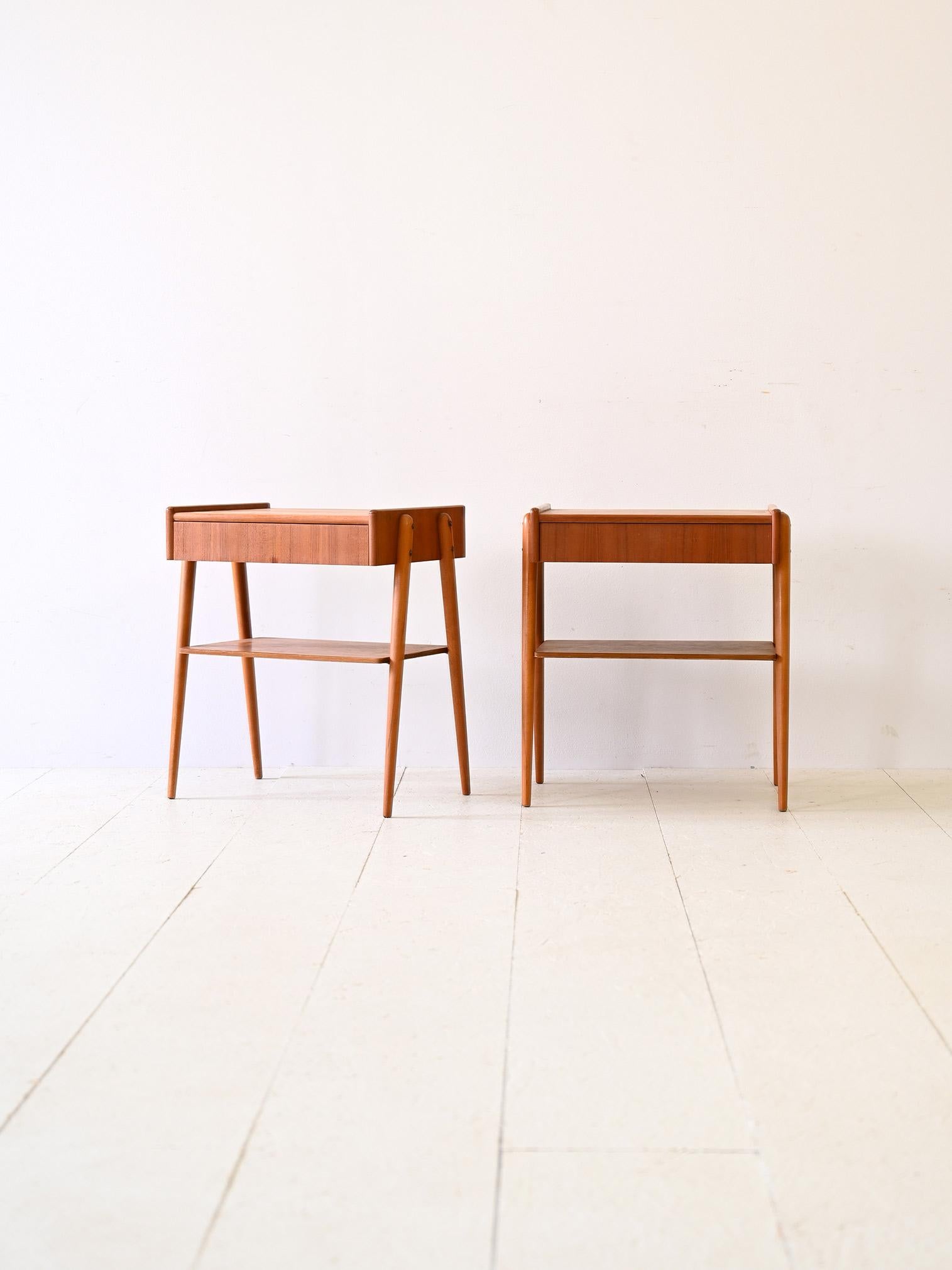 Scandinavian Modern Coppia di comodini scandinavi