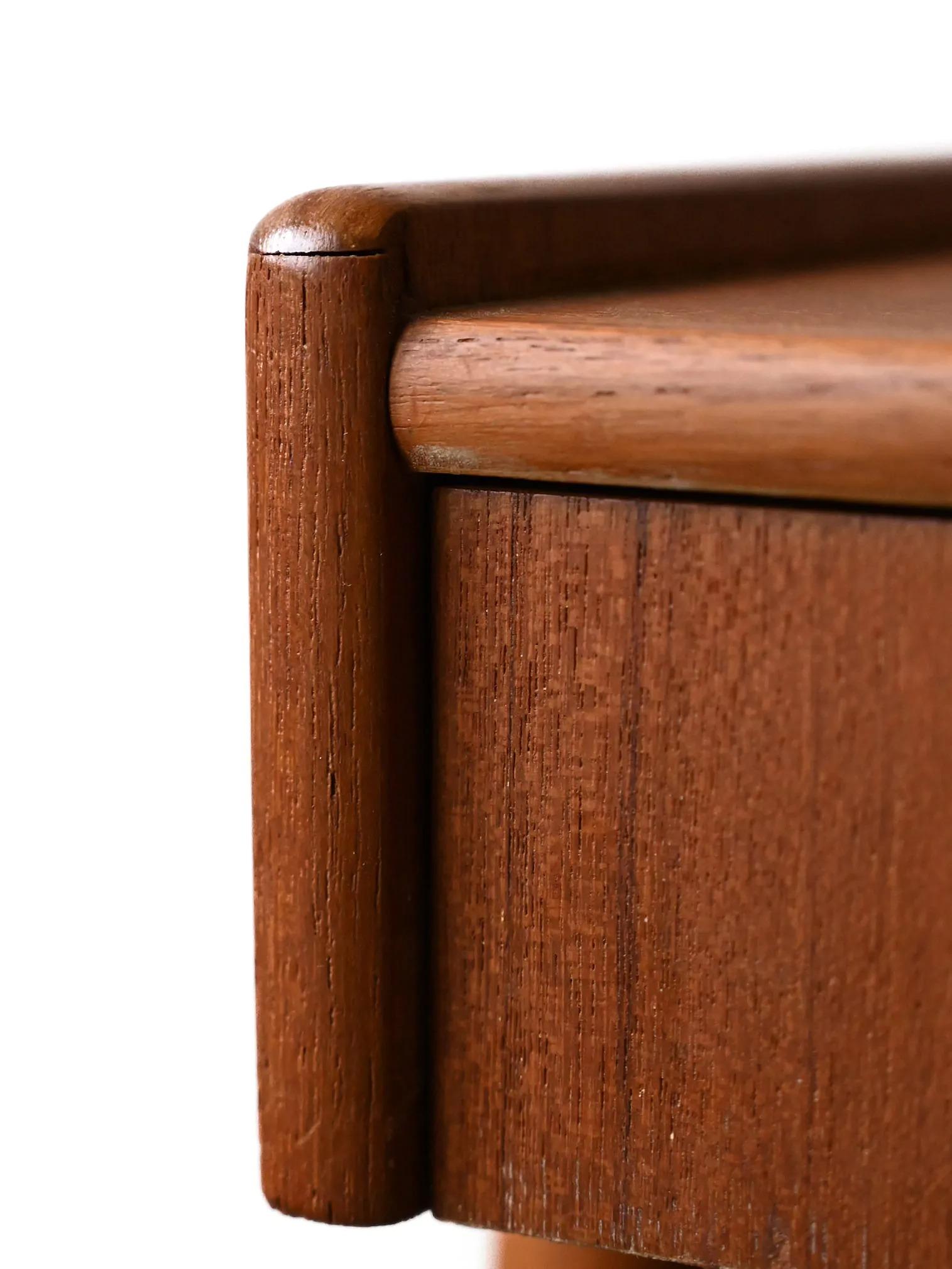 Coppia di comodini scandinavi 1