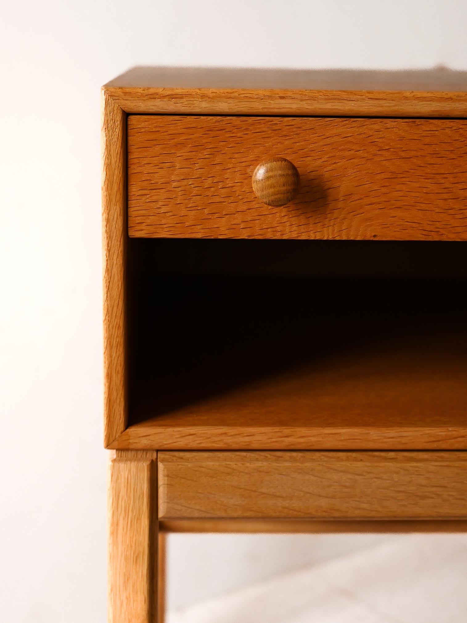 Mid-20th Century Pair of Scandinavian nightstands in Casino oak For Sale