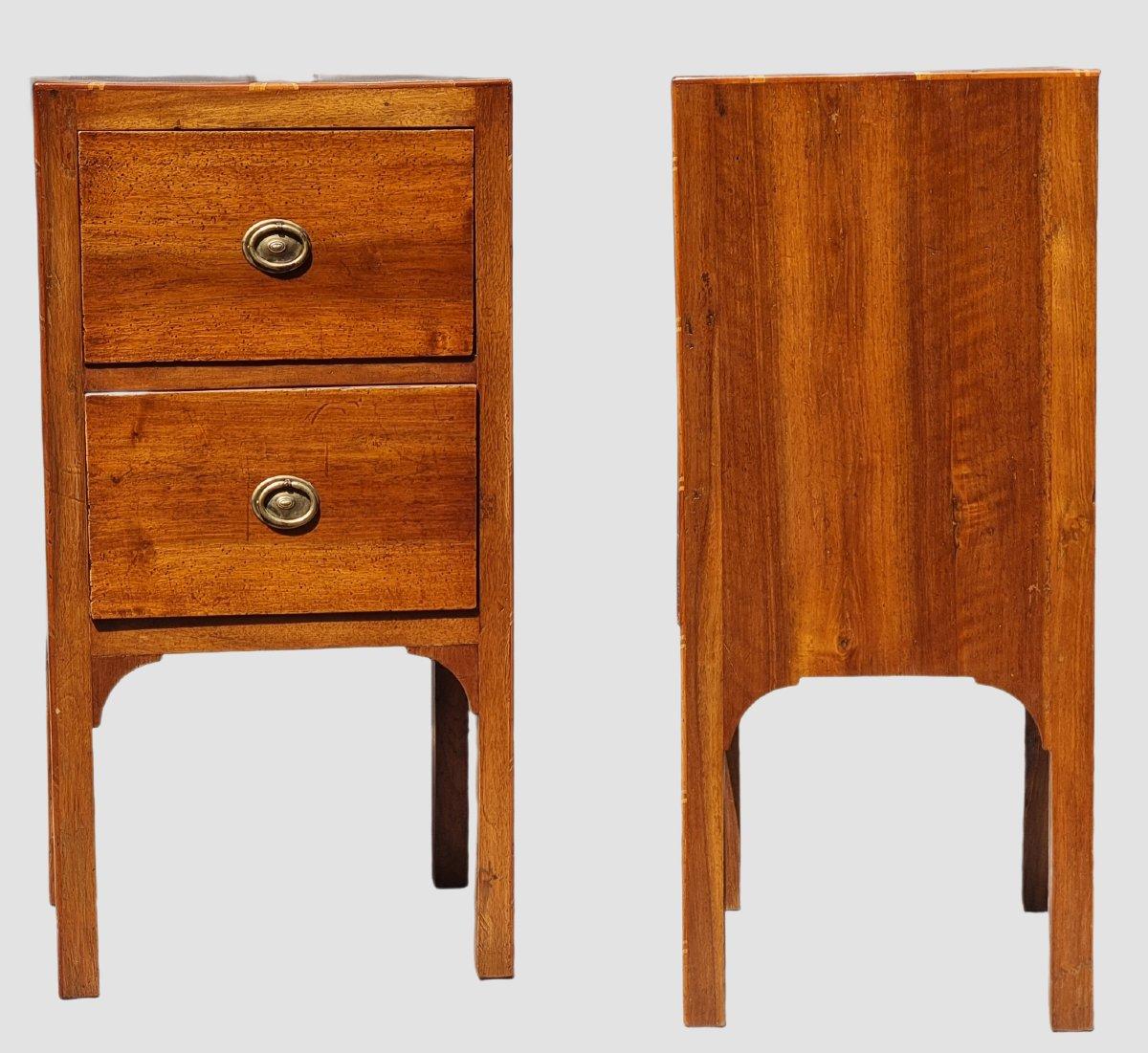 Elegante coppia di comodini provenienti dall’area vicentina, realizzati nei primissimi anni dell’Ottocento, durante il periodo Direttorio. Il disegno sobrio e lineare, privo di cornici aggettanti, conferisce a questi mobili un aspetto rigoroso e