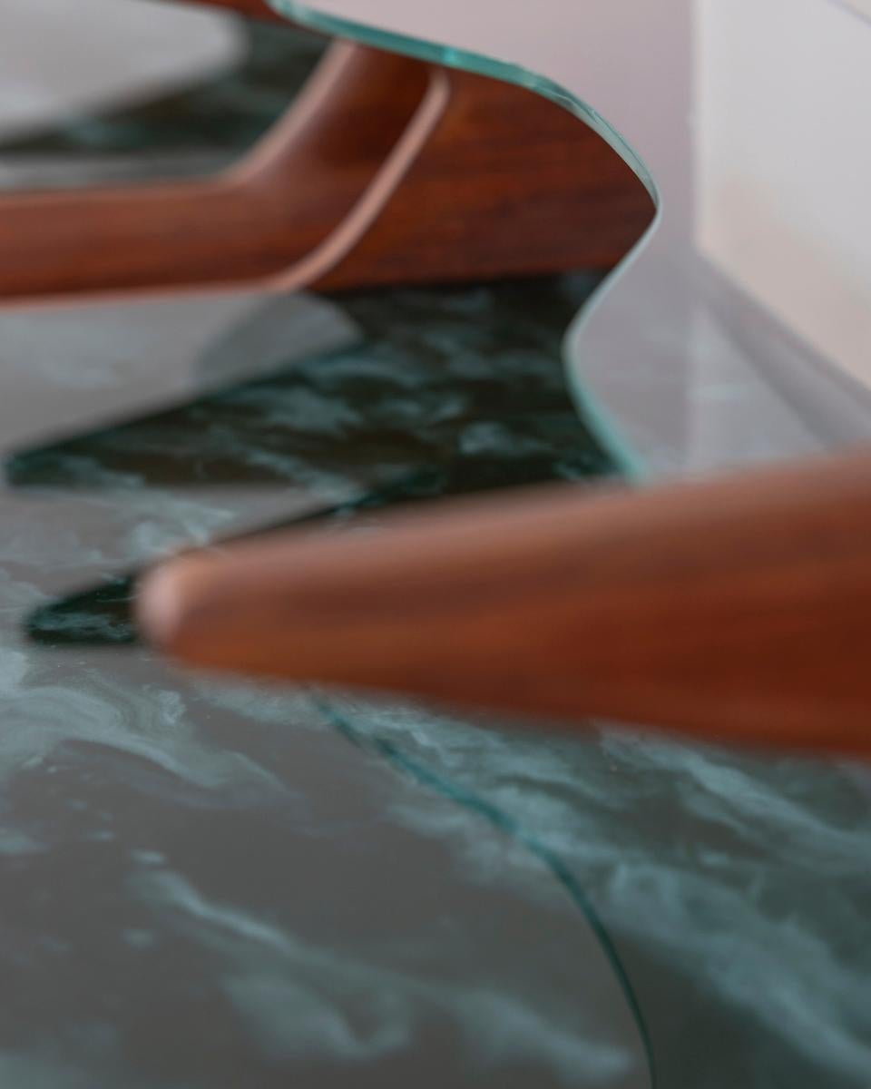 Coppia di comodini vintage anni '50 in legno e vetro, design Italiano en venta 1